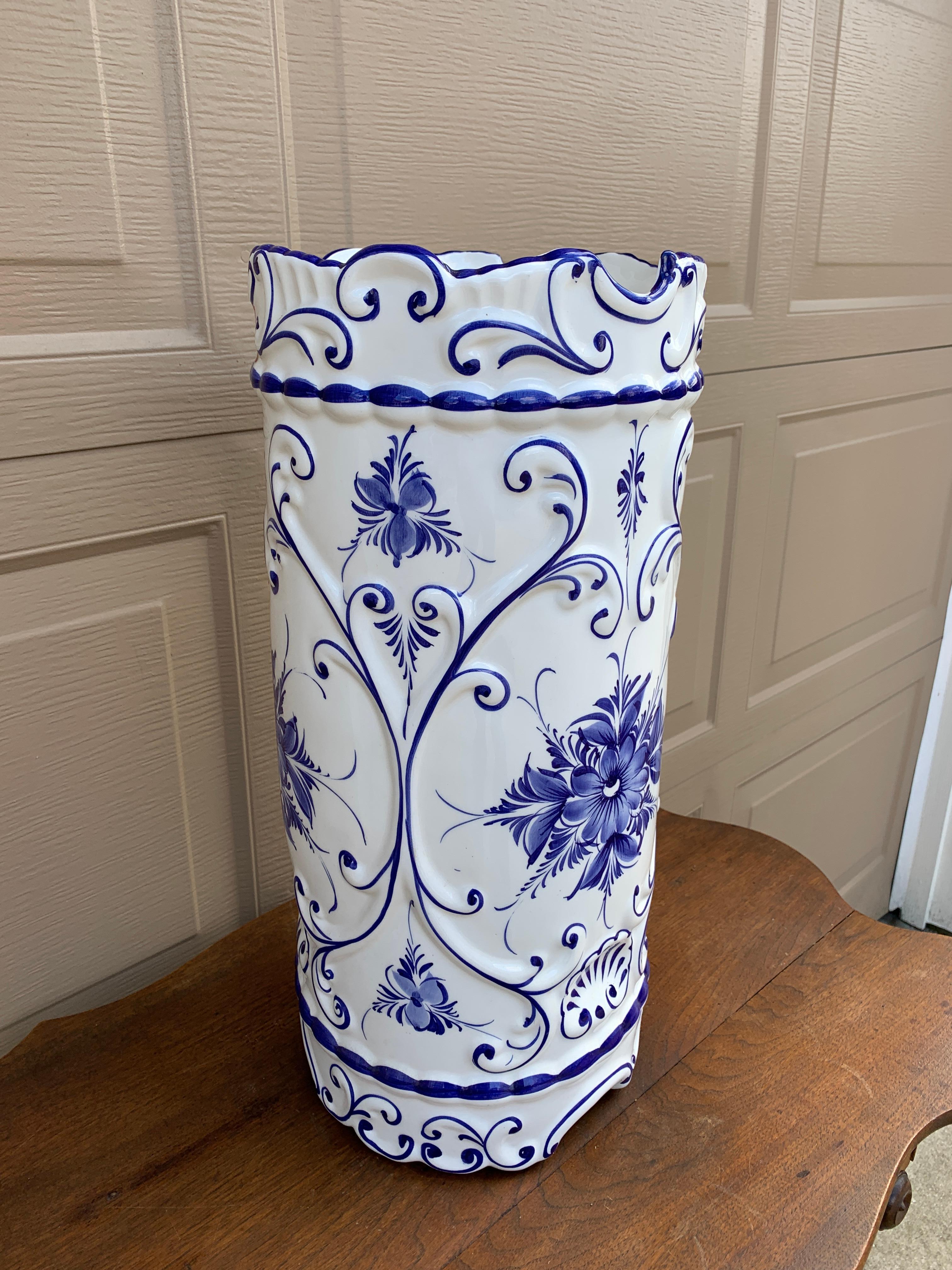 blue white umbrella stand