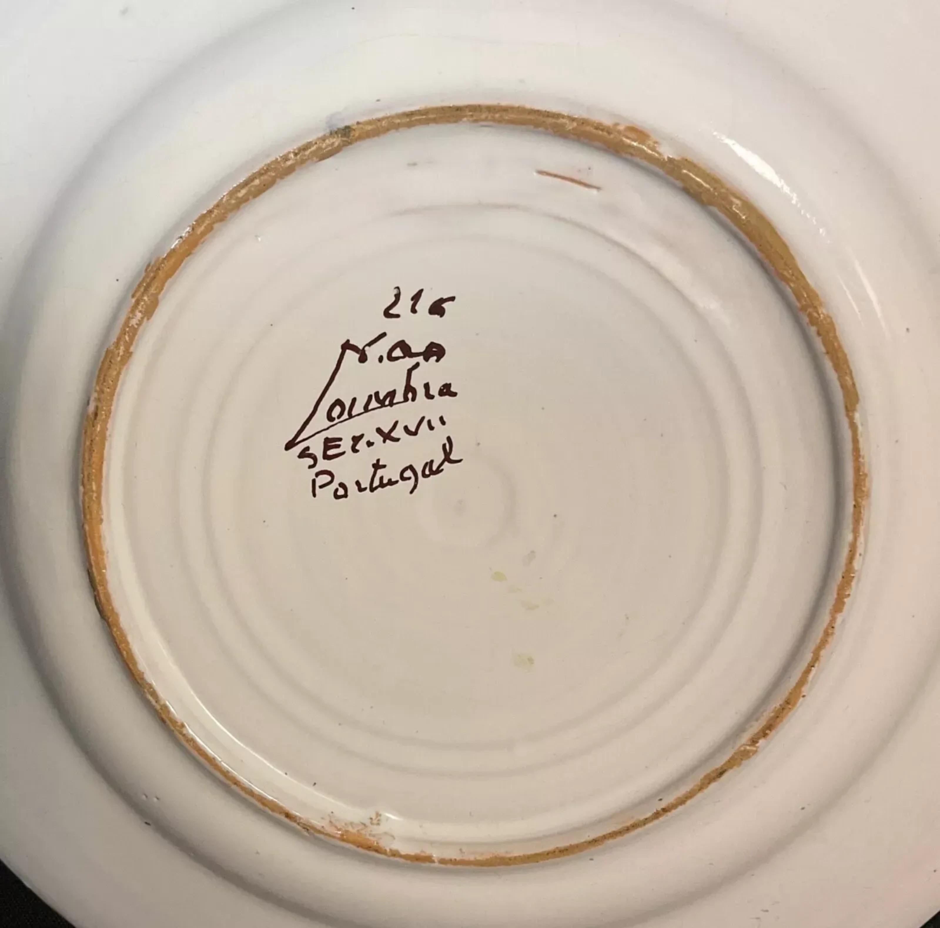 Francese Piatto decorativo portoghese d'epoca dipinto a mano, con motivi floreali e animali - 2Y618 in vendita