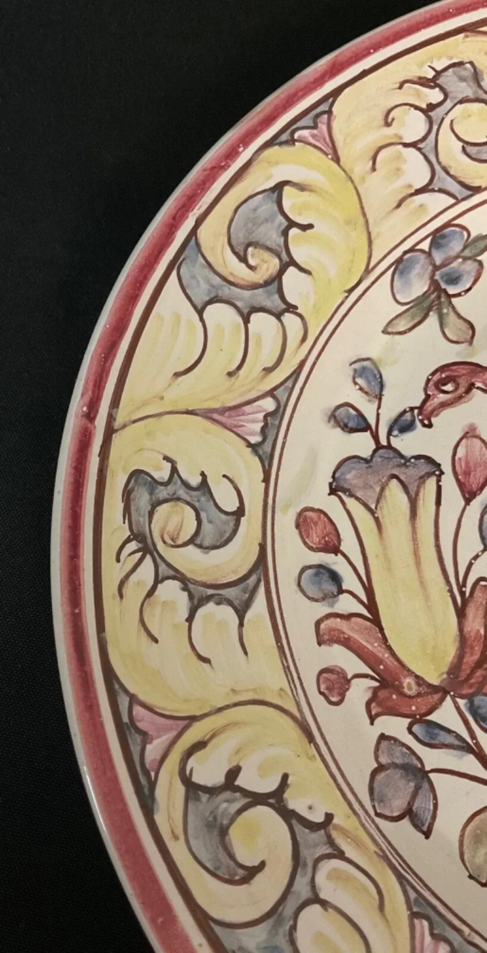 Metà XX secolo Piatto decorativo portoghese d'epoca dipinto a mano, con motivi floreali e animali - 2Y618 in vendita