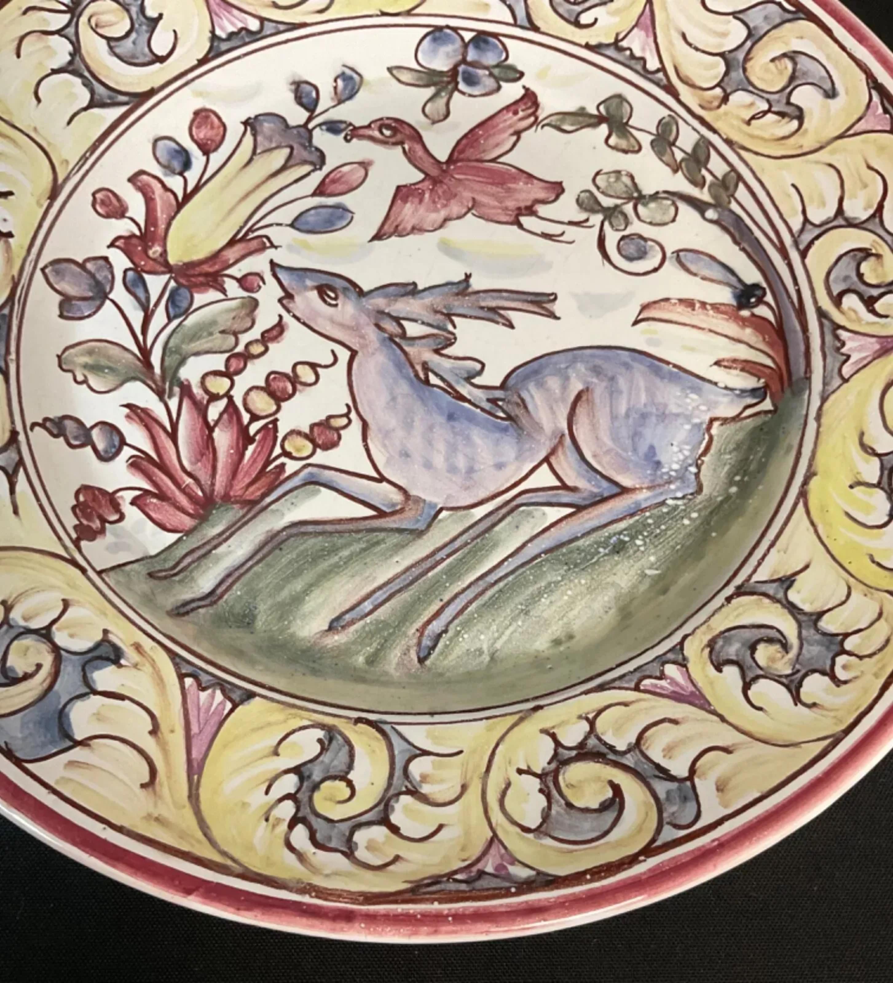 Ceramica Piatto decorativo portoghese d'epoca dipinto a mano, con motivi floreali e animali - 2Y618 in vendita