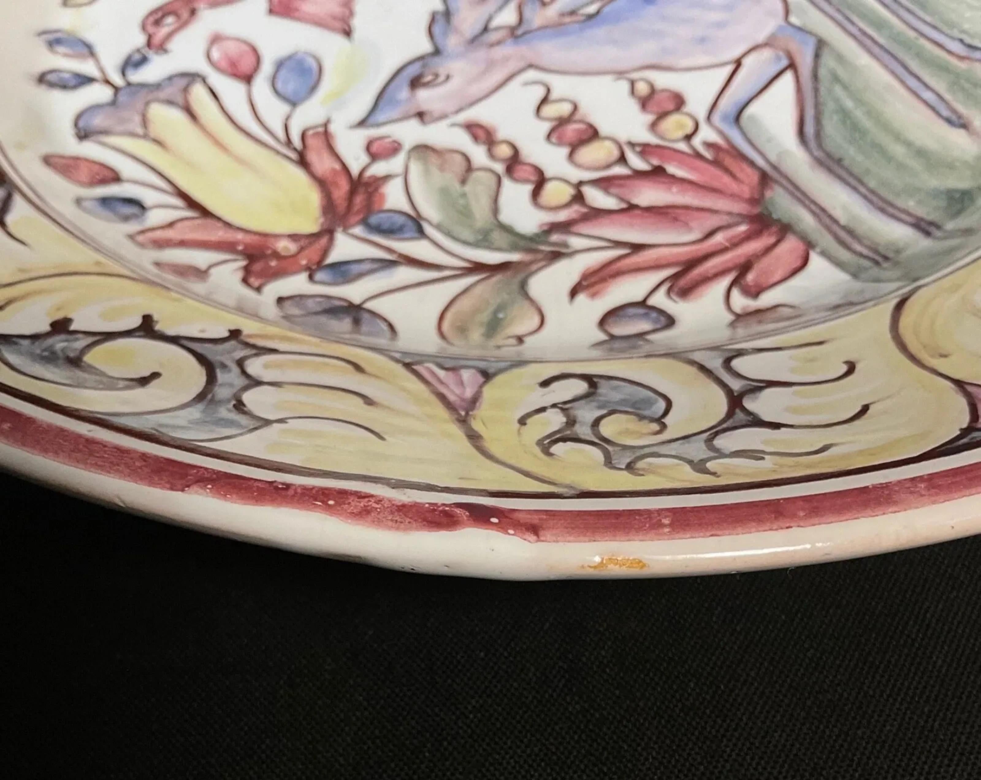 Piatto decorativo portoghese d'epoca dipinto a mano, con motivi floreali e animali - 2Y618 in vendita 2