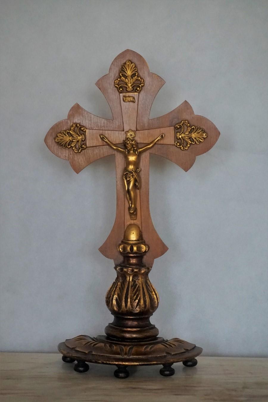 Vintage handcrafted wooden stand cross with gilt bronze Christ and ornaments on a beautiful carved wooden base, Portugal, 1930-1939.
Measures: Height 19.75