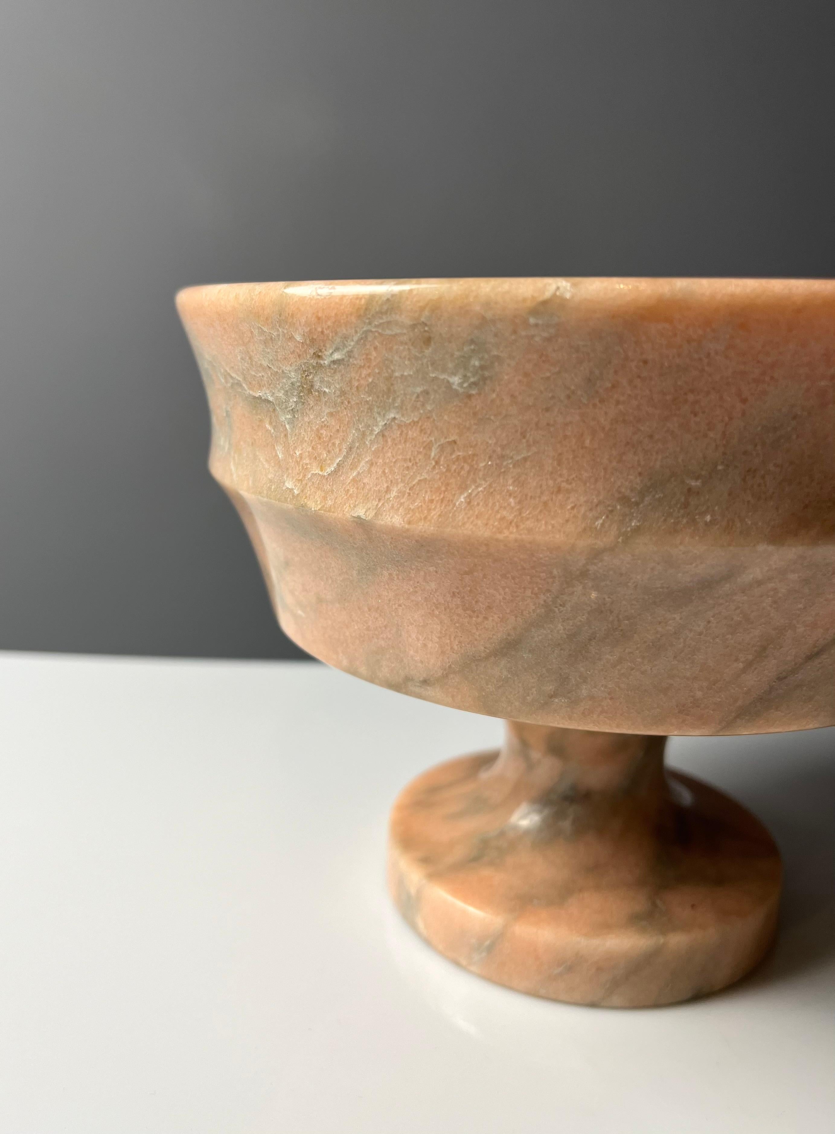Elegante ciotola con piedistallo vintage realizzata in Portogallo negli anni '60 con marmo massiccio. Il pezzo presenta bellissime tonalità naturali di beige, miele e morbide venature verdi, con una superficie liscia e lucida che ne esalta il