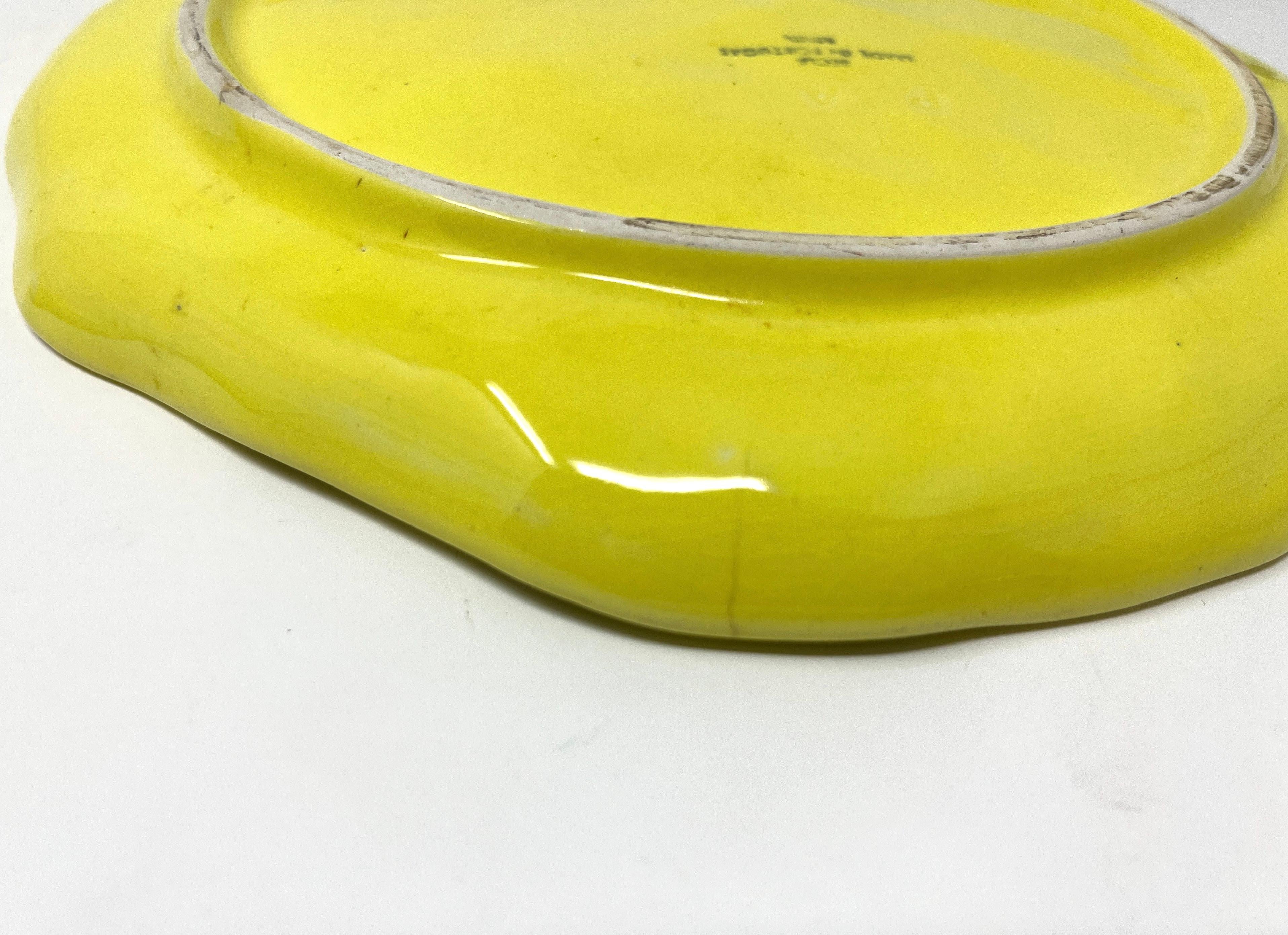 Pareja de platos de lechuga de mayólica de Secla portuguesa vintage, amarillo limón Cerámico en venta