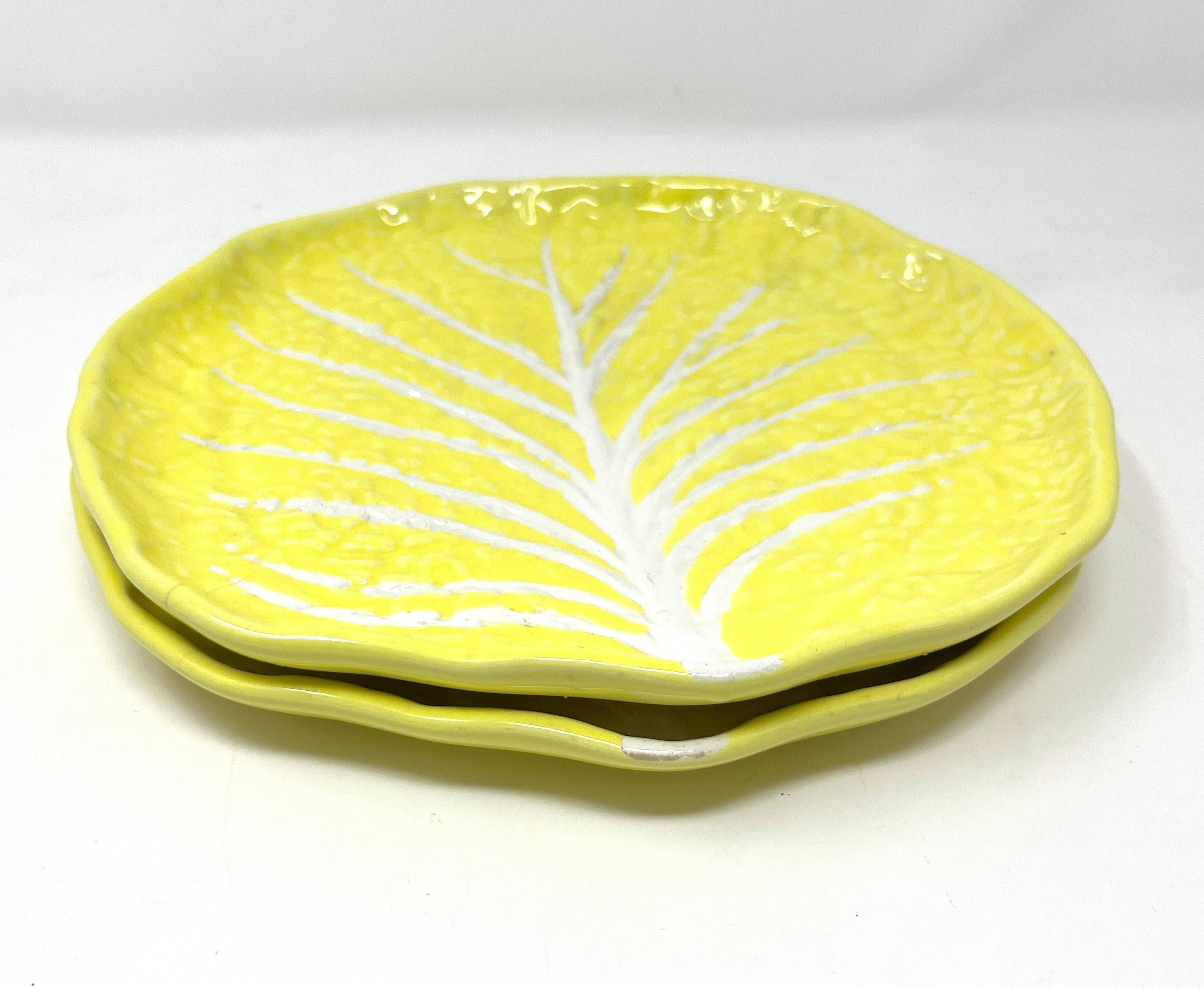 Pareja de platos de lechuga de mayólica de Secla portuguesa vintage, amarillo limón en venta 1