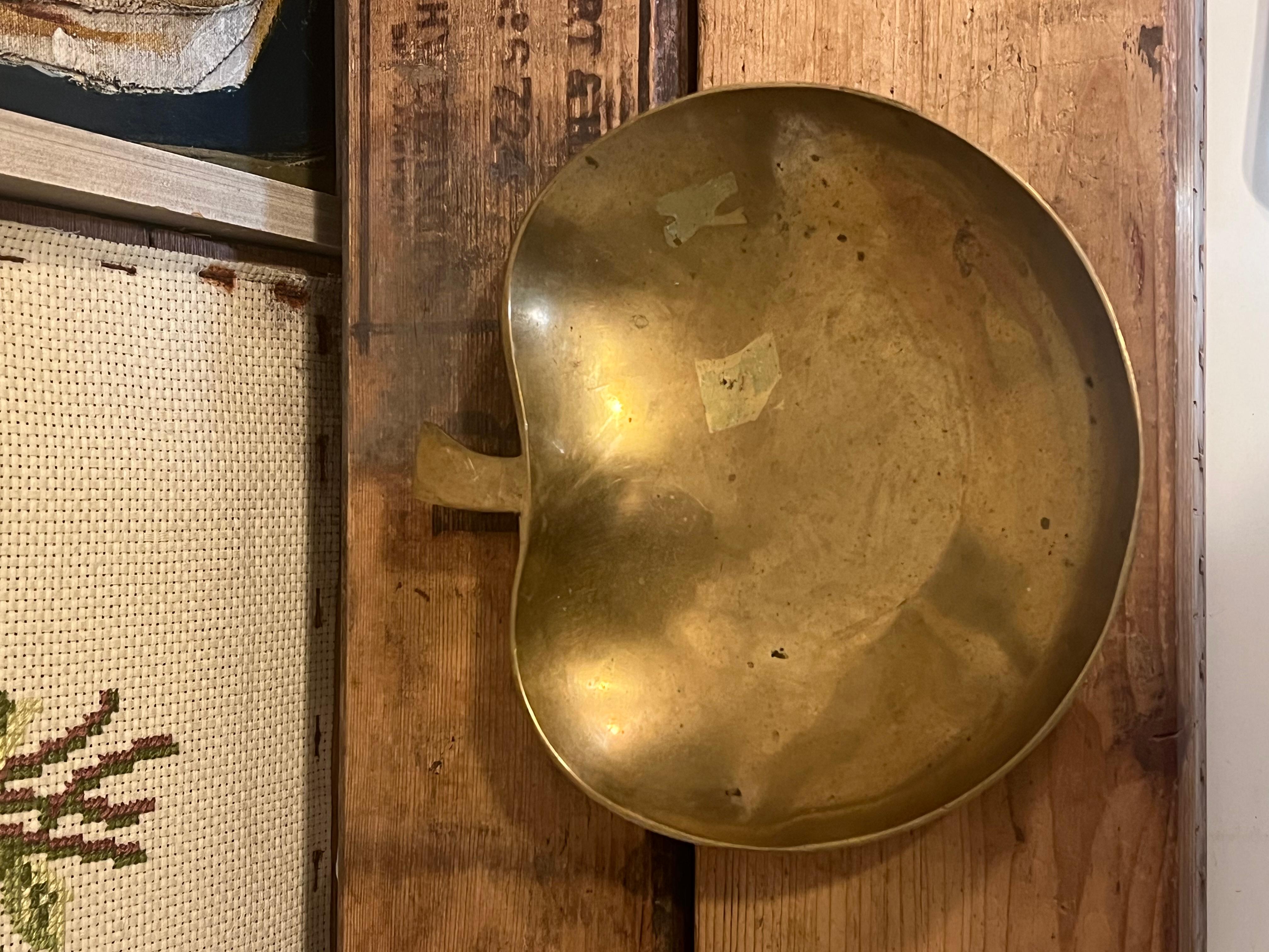 Mid-Century Modern Vintage éventuellement  Plat à bibelots en laiton en forme de pomme en vente