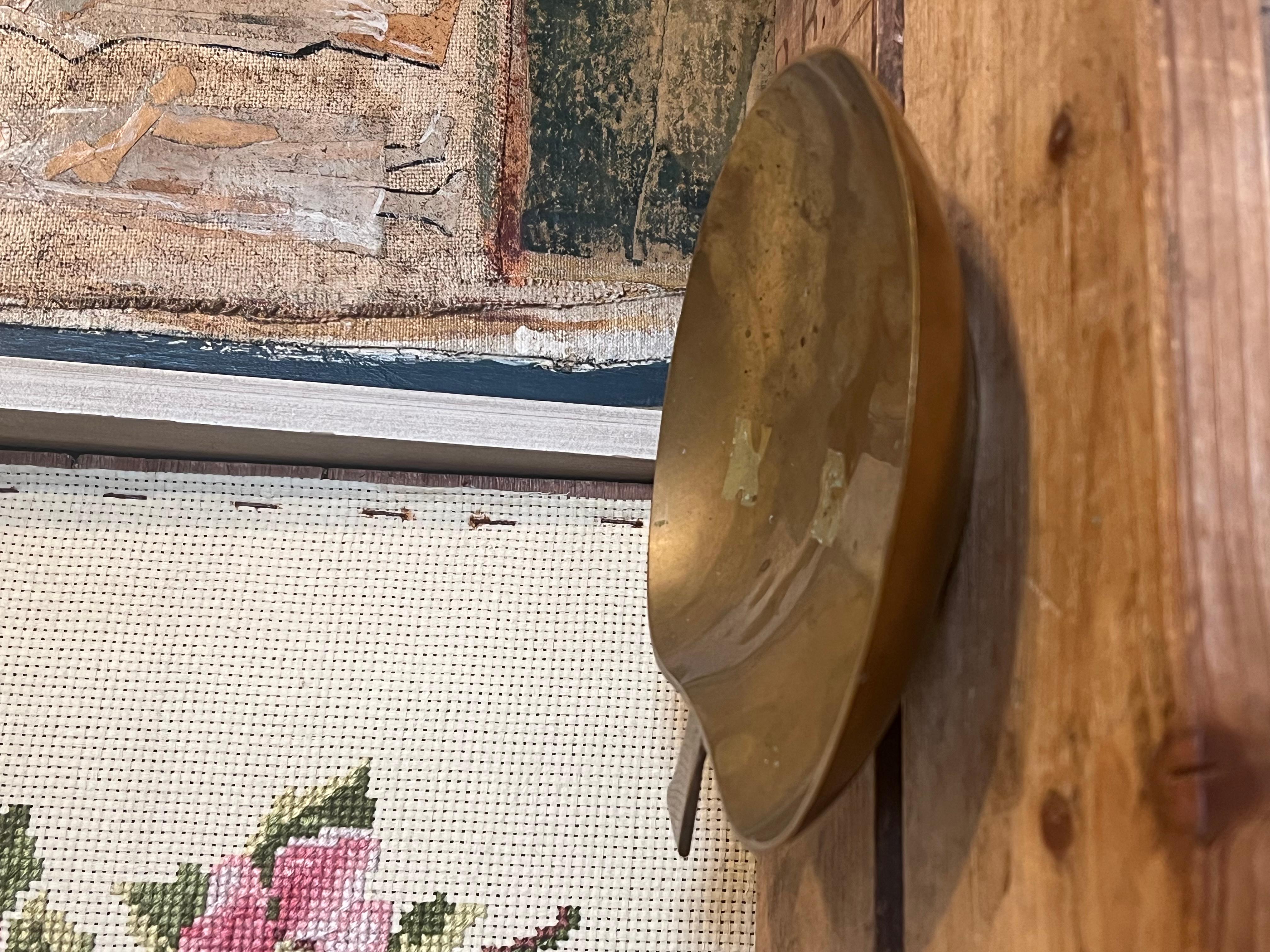 Vintage éventuellement  Plat à bibelots en laiton en forme de pomme Bon état - En vente à Seattle, WA
