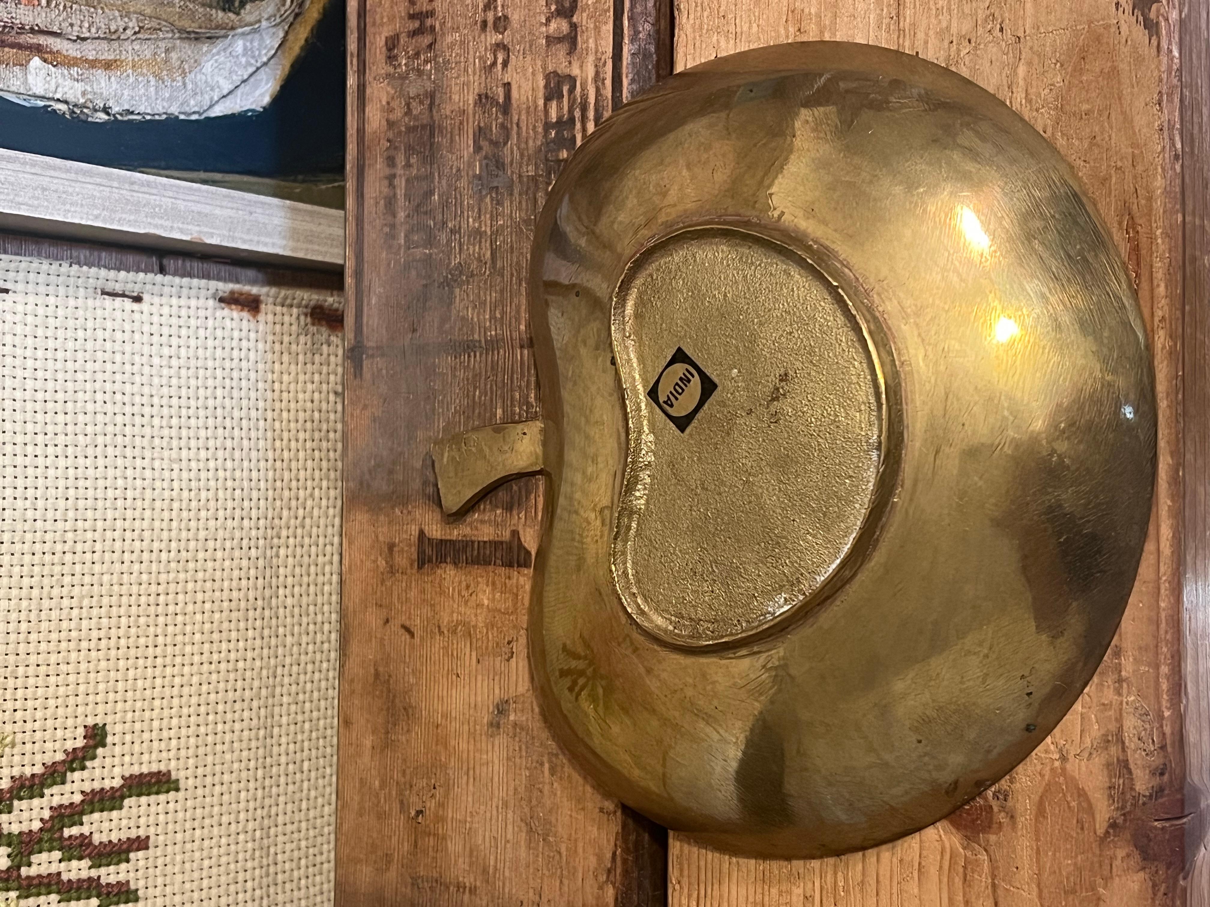 Vintage éventuellement  Plat à bibelots en laiton en forme de pomme en vente 1