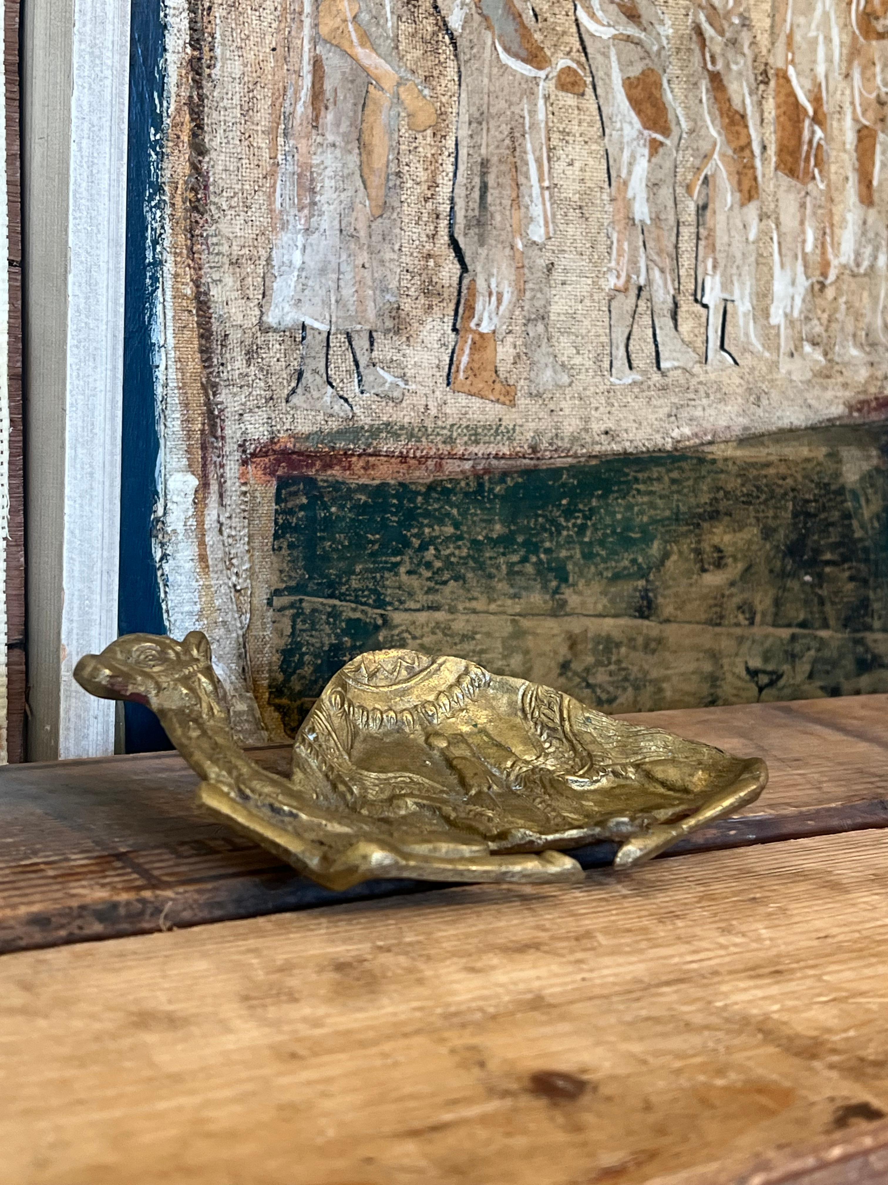 Vintage posiblemente Latón Escultura camello Bandeja decorativa Moderno de mediados de siglo en venta