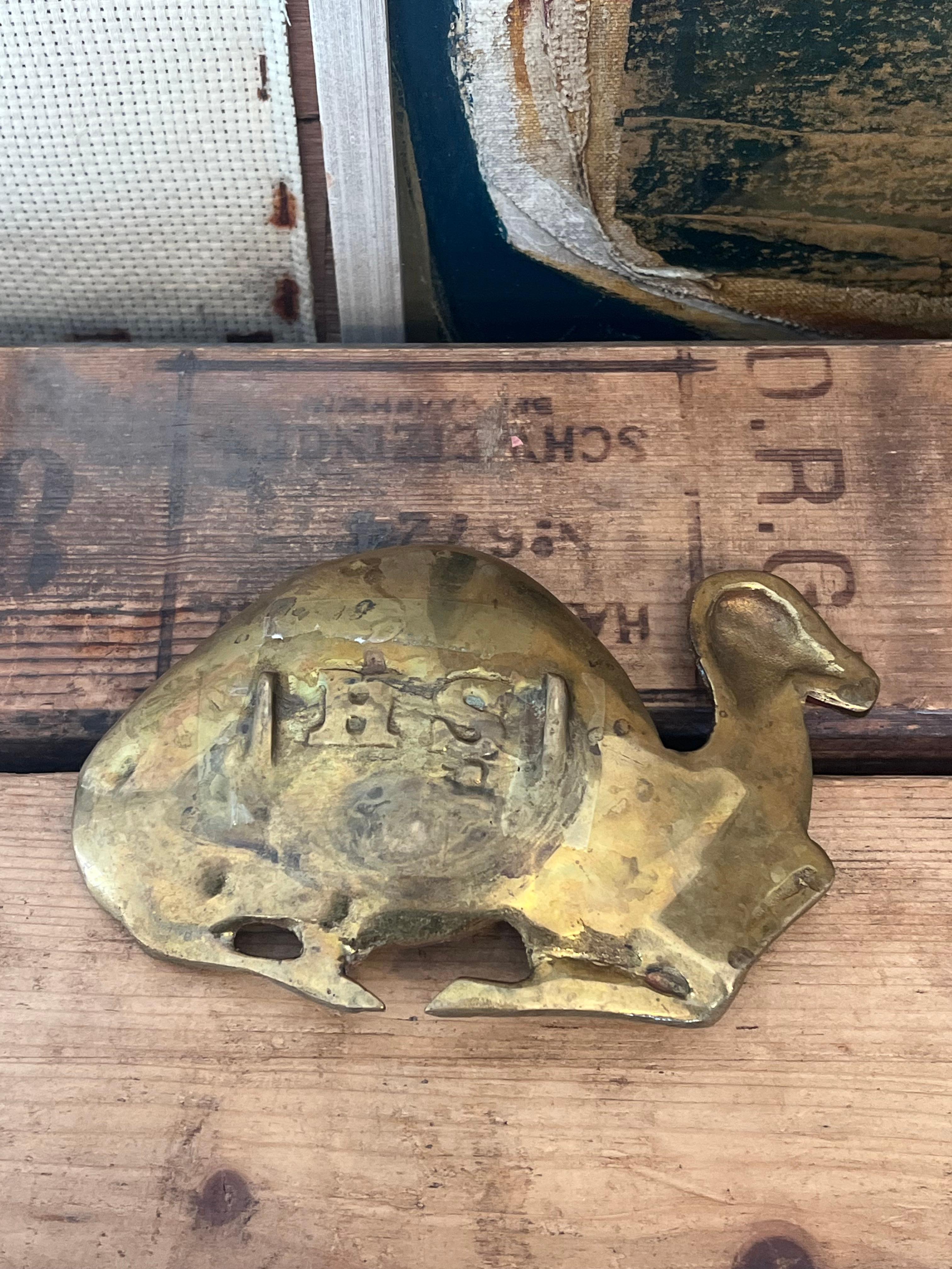 Vintage posiblemente Latón Escultura camello Bandeja decorativa en Bueno estado para la venta en Seattle, WA