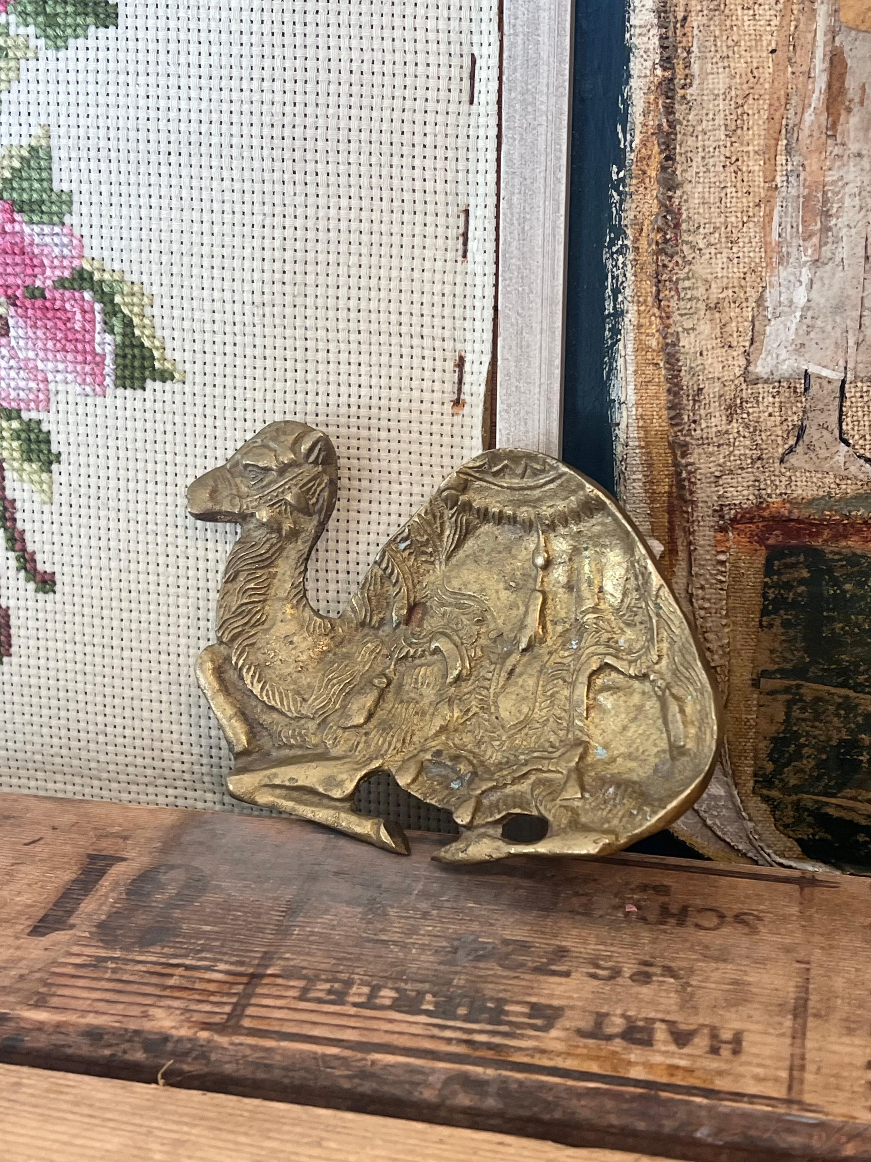 Vintage posiblemente Latón Escultura camello Bandeja decorativa finales del siglo XX en venta