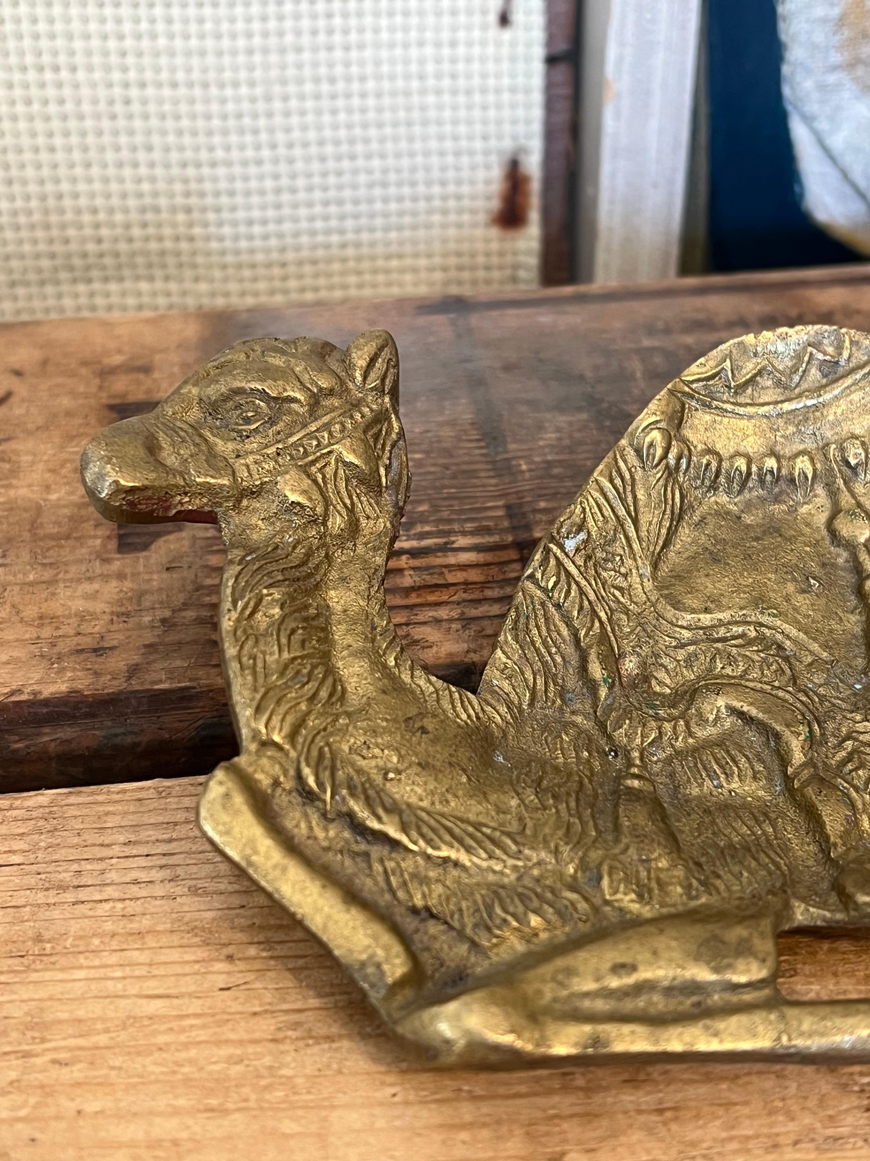 Vintage posiblemente Latón Escultura camello Bandeja decorativa en venta 1