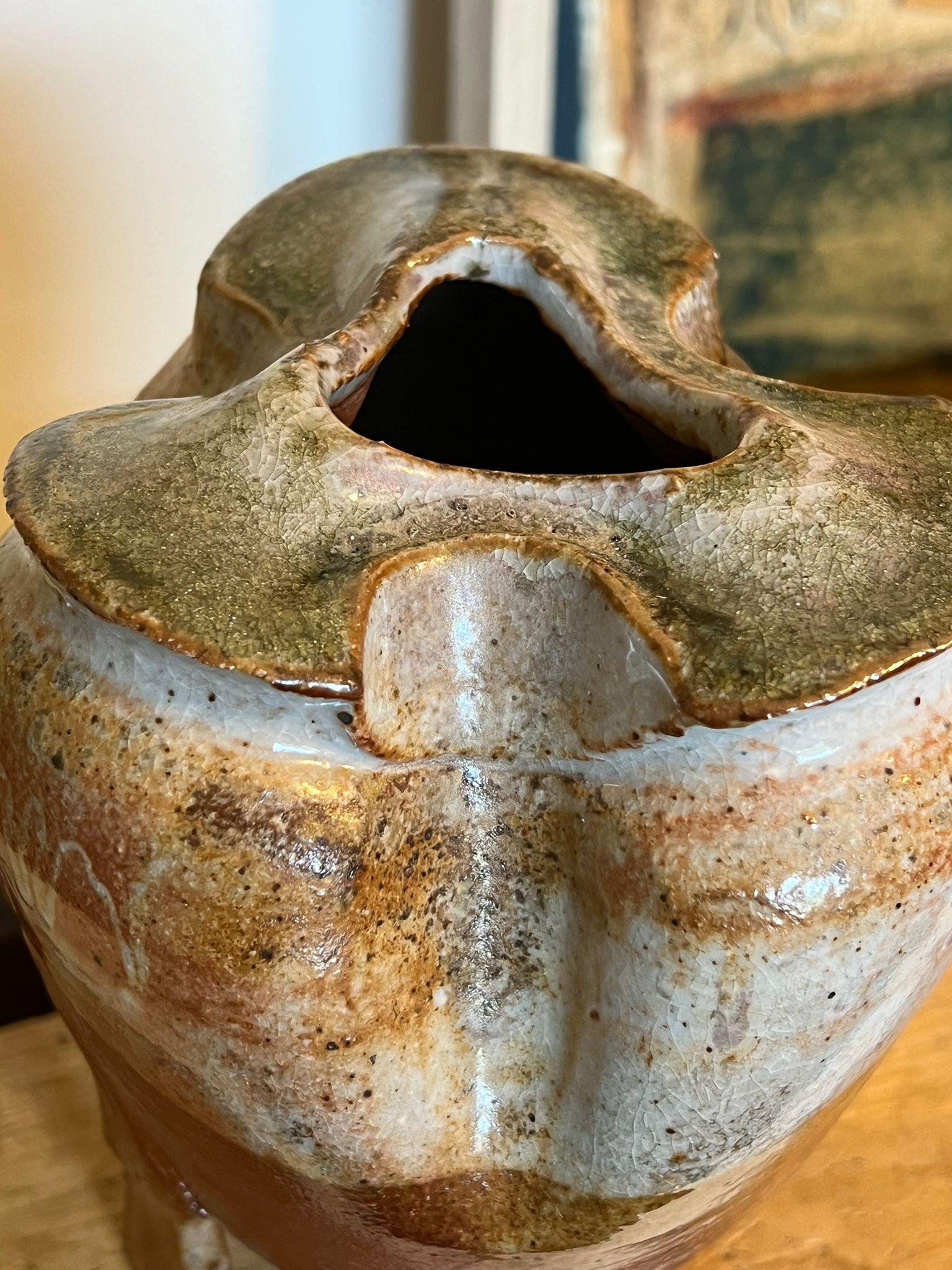 No se ha confirmado que sea Studio Pottery, pero se sospecha que lo es. Sin firmas. Posiblemente de los años 70. Estado Vintage, como en la foto. El anuncio es sólo para el artículo descrito.

Dimensiones. 5,5