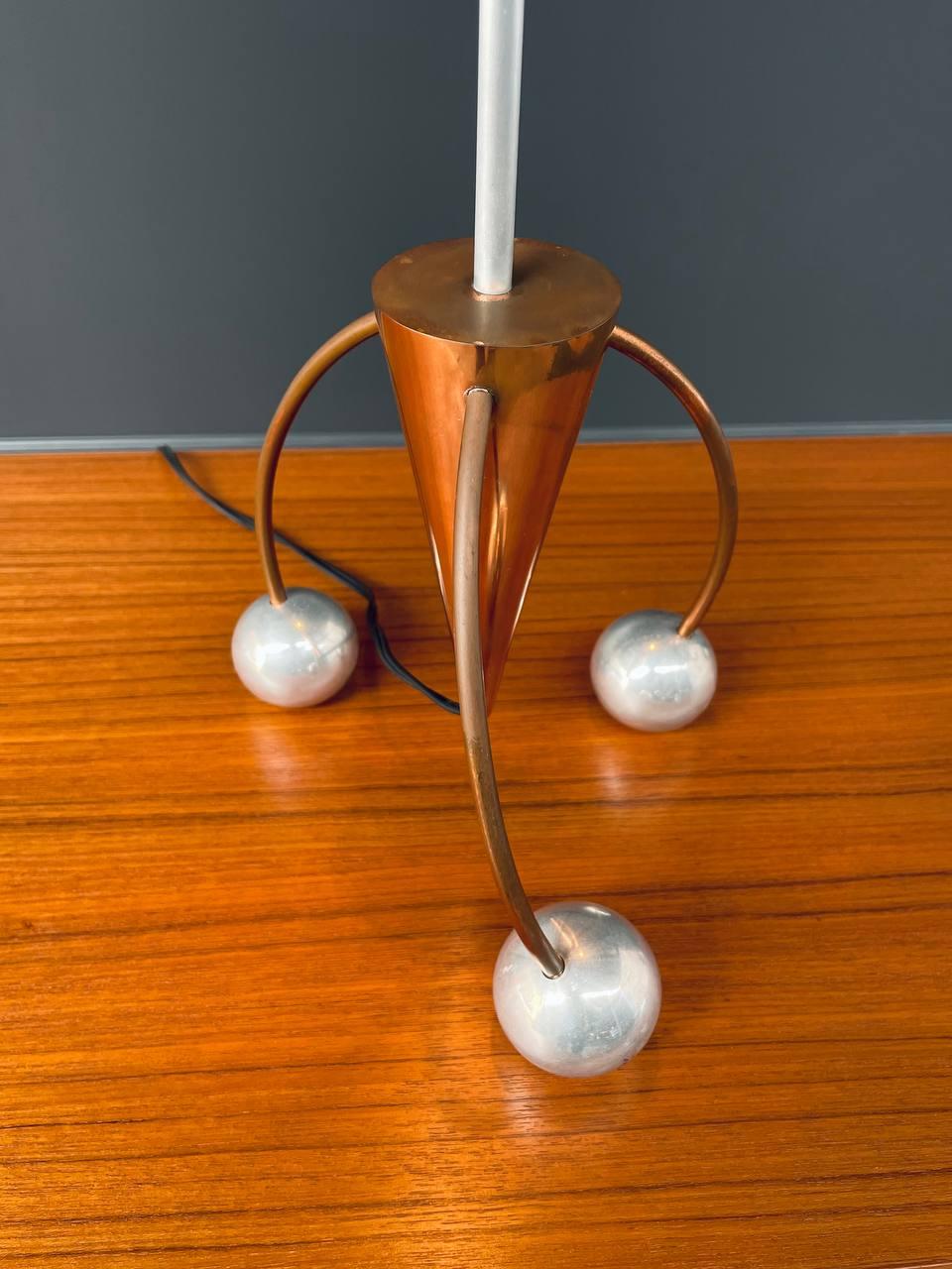Postmoderne Atomic-Tischlampe aus Kupfer und Aluminium, Vintage im Angebot 3
