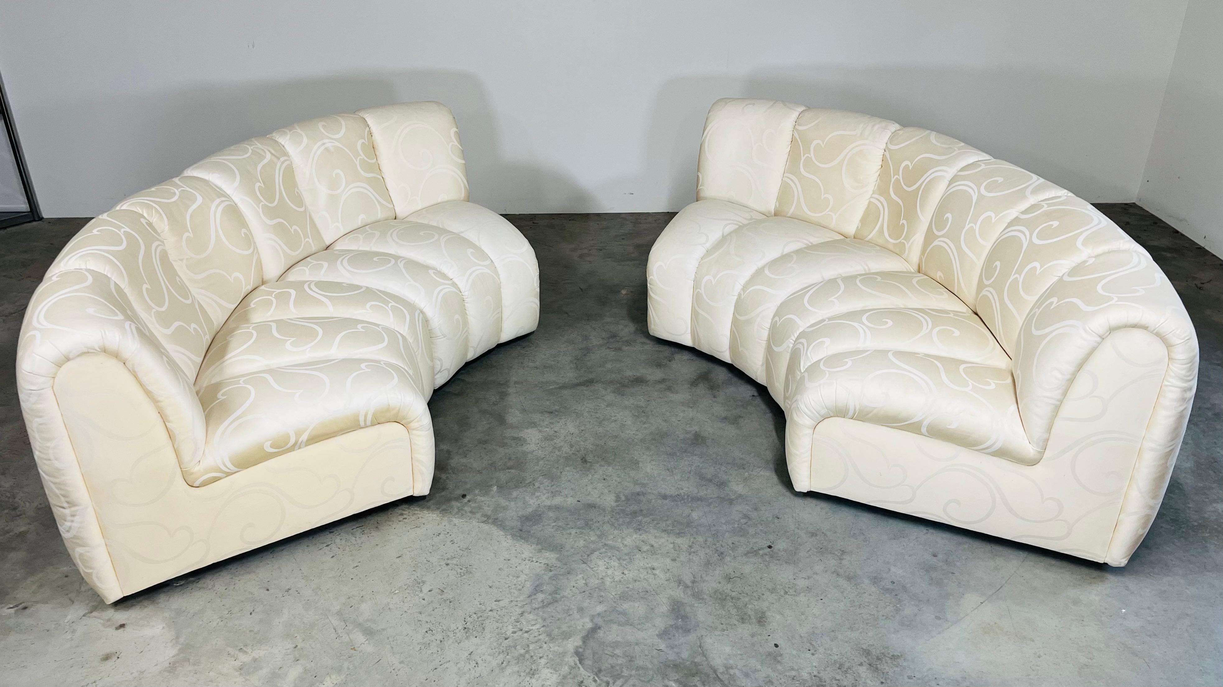 Canapé modulaire 4 pièces à canalisation à la manière de Steve Chase par Bernhardt Flair ayant une tapisserie d'origine magnifiquement patinée qui présente des virevoltes de vent partout. En très bon état vintage ayant quelques taches légères qui