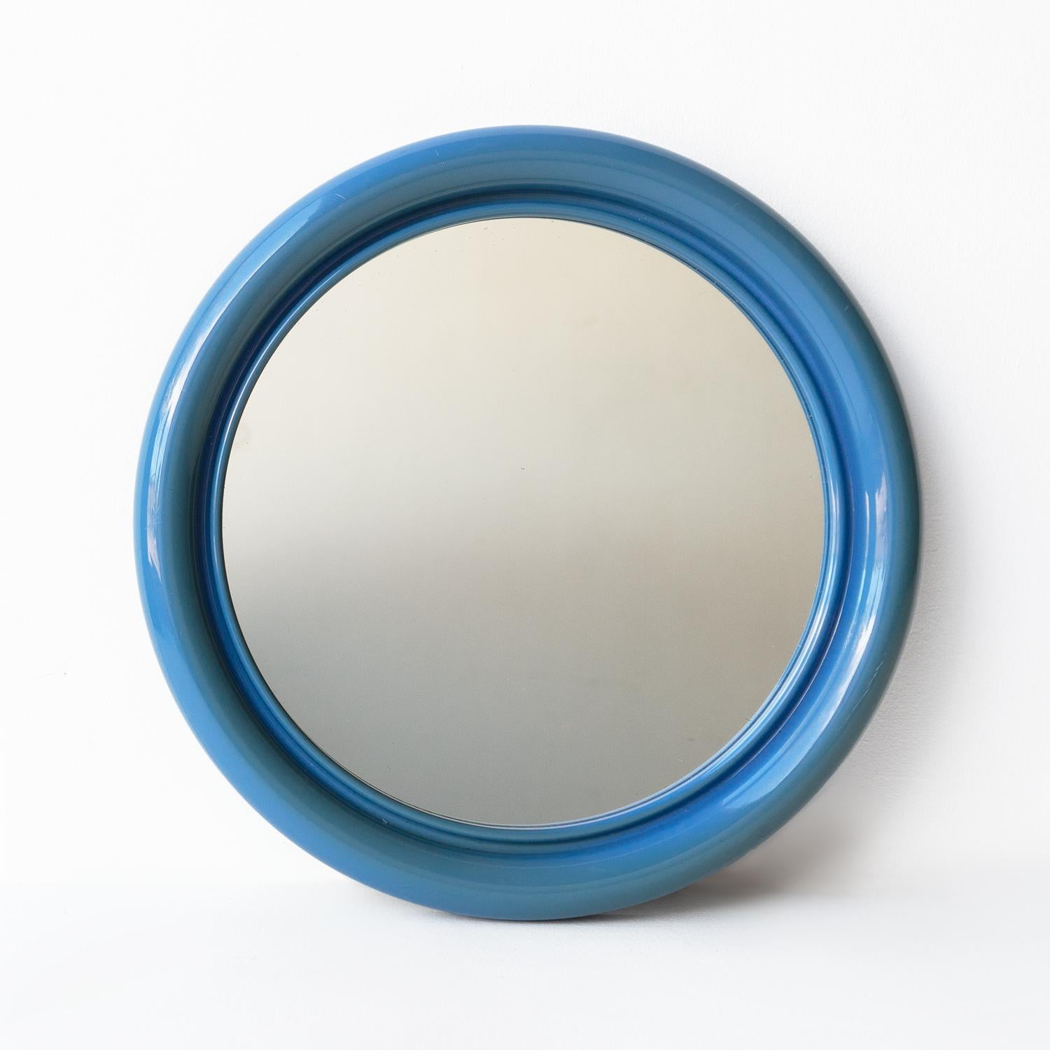 MIROIR MURAL CIRCULAIRE VINTAGE

Une amusante touche de plastique bleu qui encadre un miroir circulaire.

La gamme 