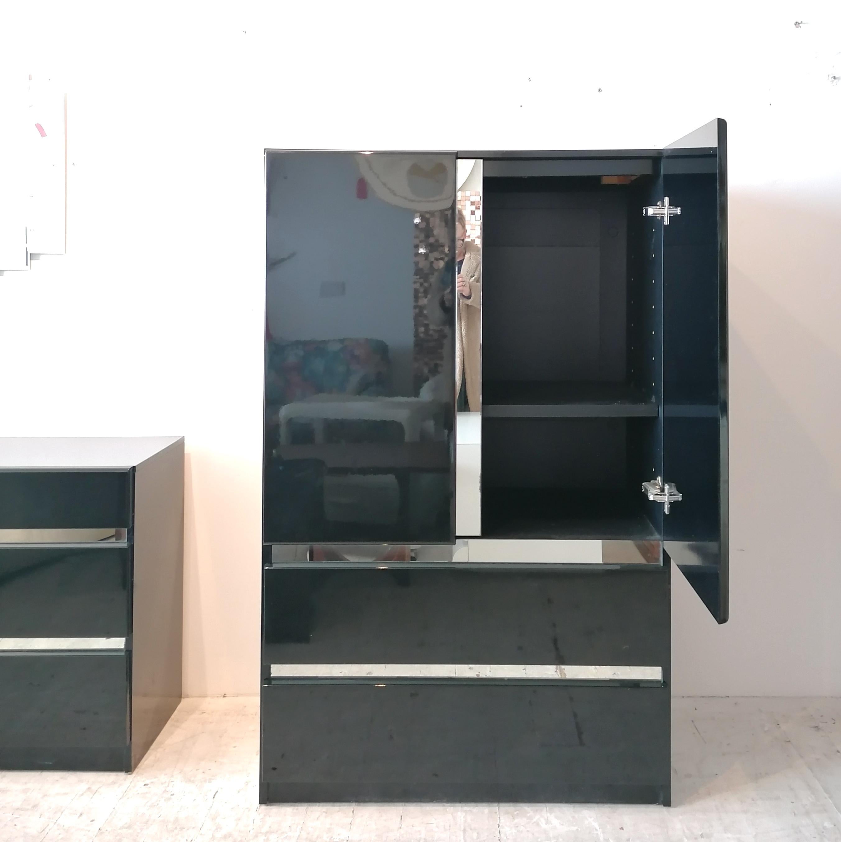 Armario Alto / Tallboy Vintage Post Modern Deco Revival Laca Negra, EE.UU. Años 80 Espejo en venta