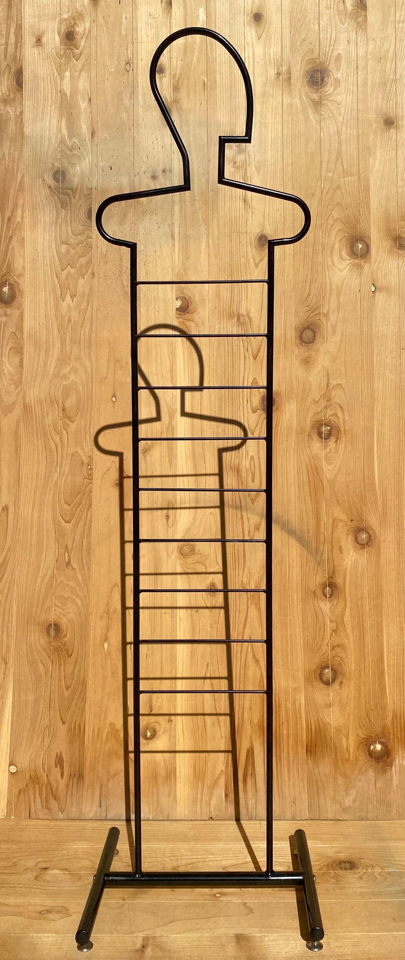 Vintage Post Modern Figural Valet Garderobe oder Handtuchhalter. Ideal für Eingangsbereich, Foyer oder Schlafzimmer.

Abmessungen
H 67