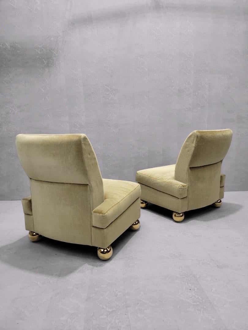 Sedie vintage post-moderne ridisegnate in mohair dorato con piedini a sfera in ottone sovradimensionati - Set di 4 pezzi 

Set di 4 sedie a pantofola vintage in mohair dorato originale. Abbiamo aggiunto alle sedie dei piedini a sfera in ottone di