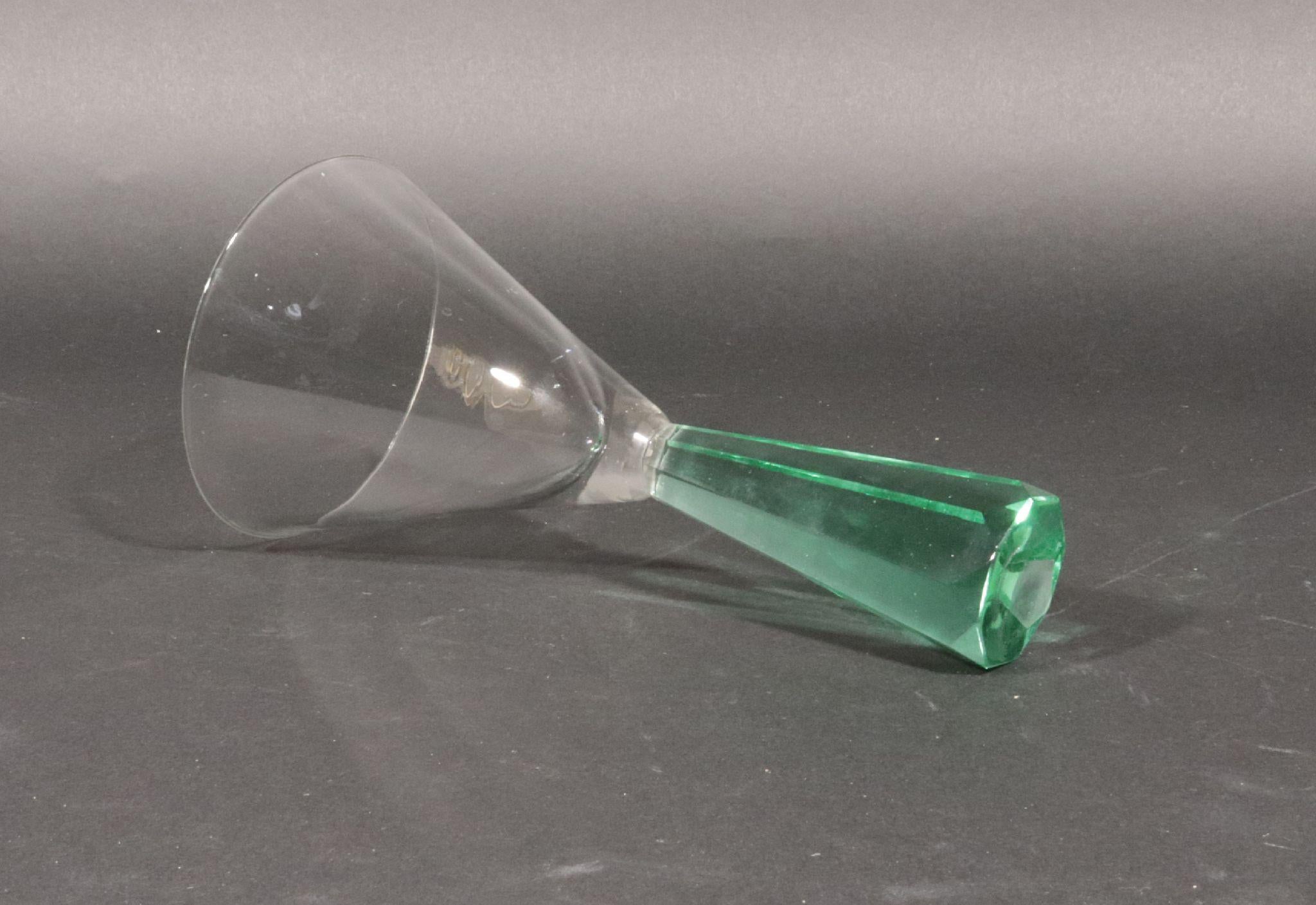 Postmoderno Bicchieri da Martini in vetro verde post-moderno d'epoca: un set di quattro bicchieri in vendita