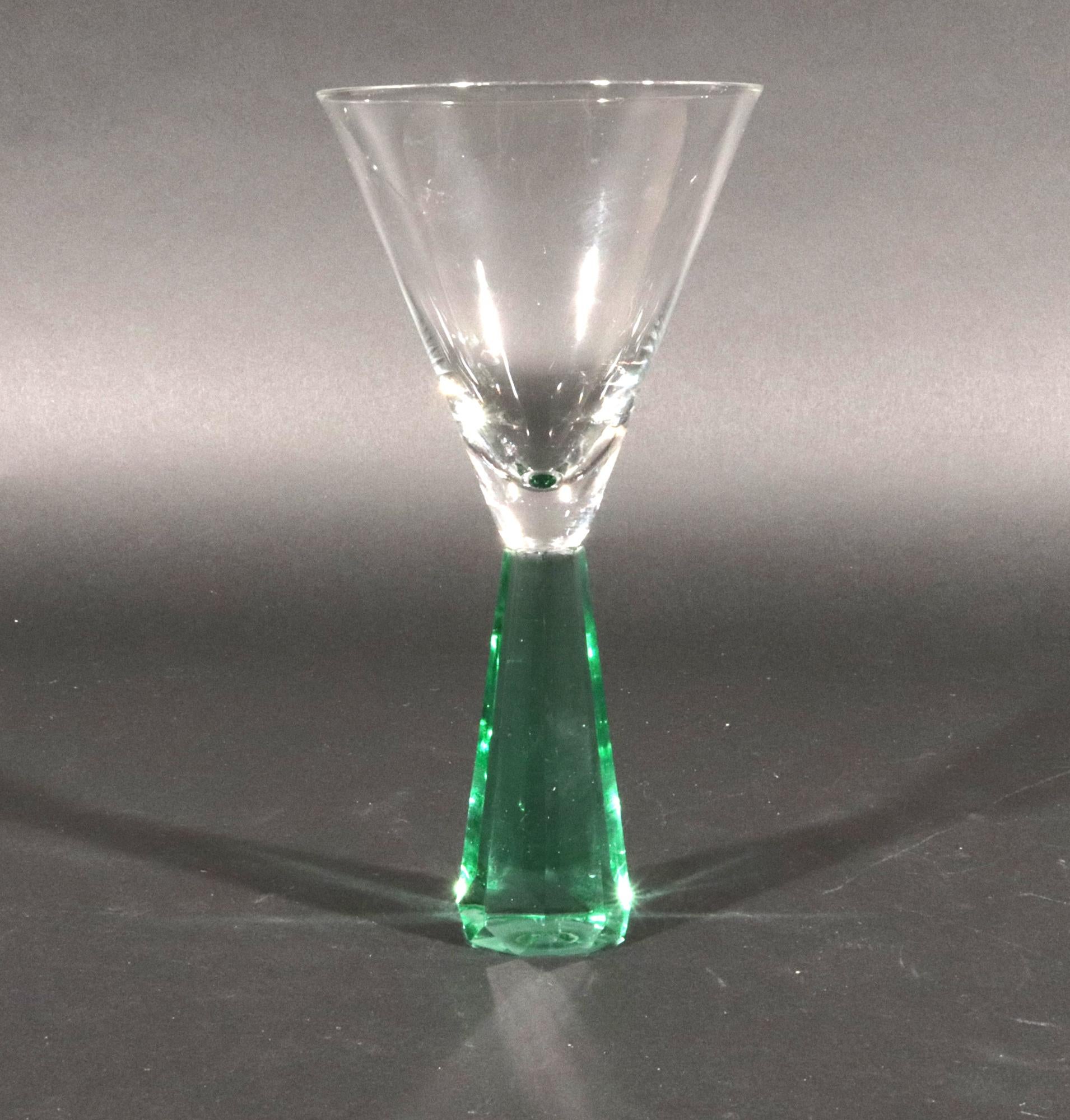 Americano Bicchieri da Martini in vetro verde post-moderno d'epoca: un set di quattro bicchieri in vendita