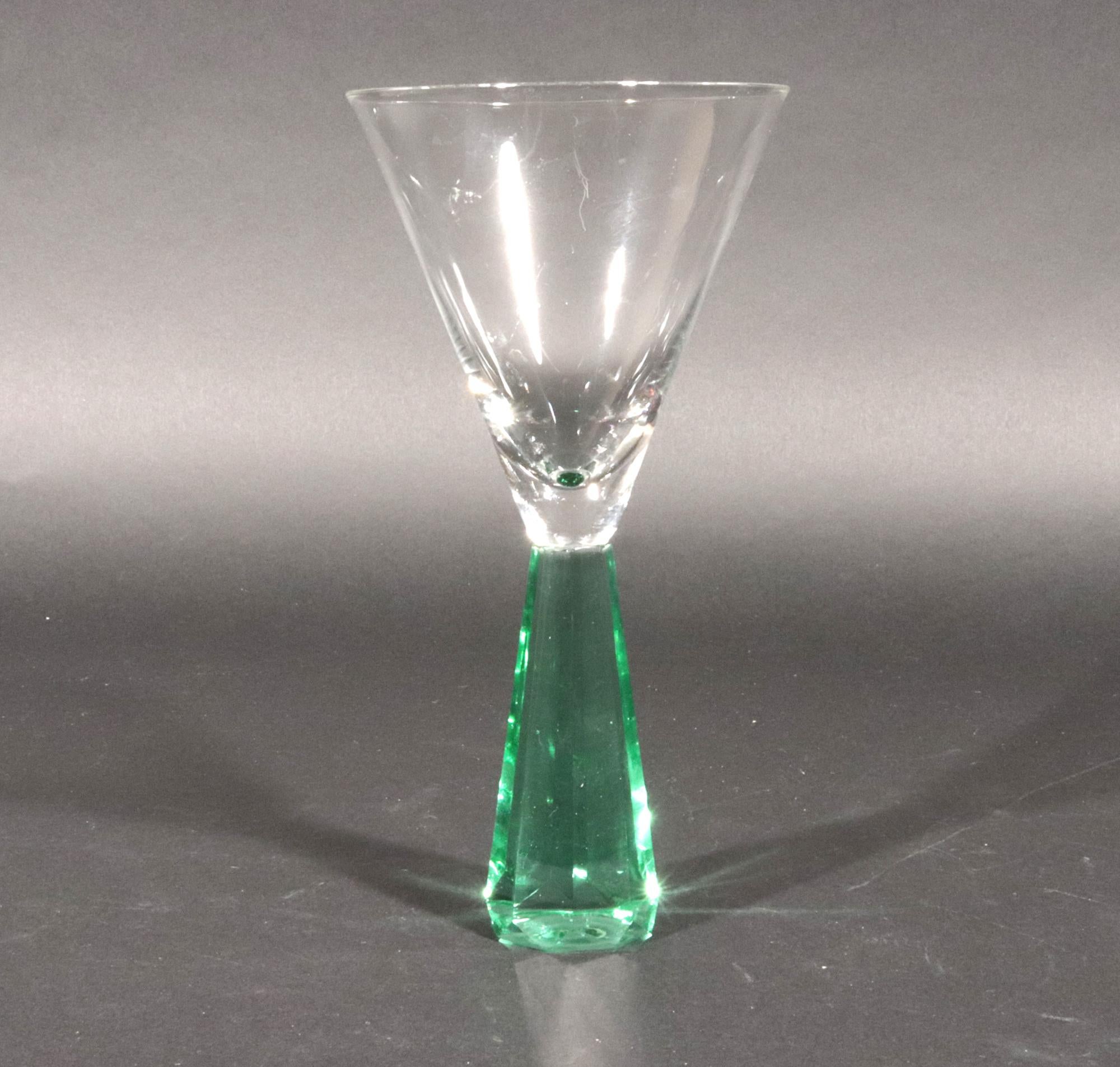 Bicchieri da Martini in vetro verde post-moderno d'epoca: un set di quattro bicchieri In condizioni buone in vendita a Downingtown, PA