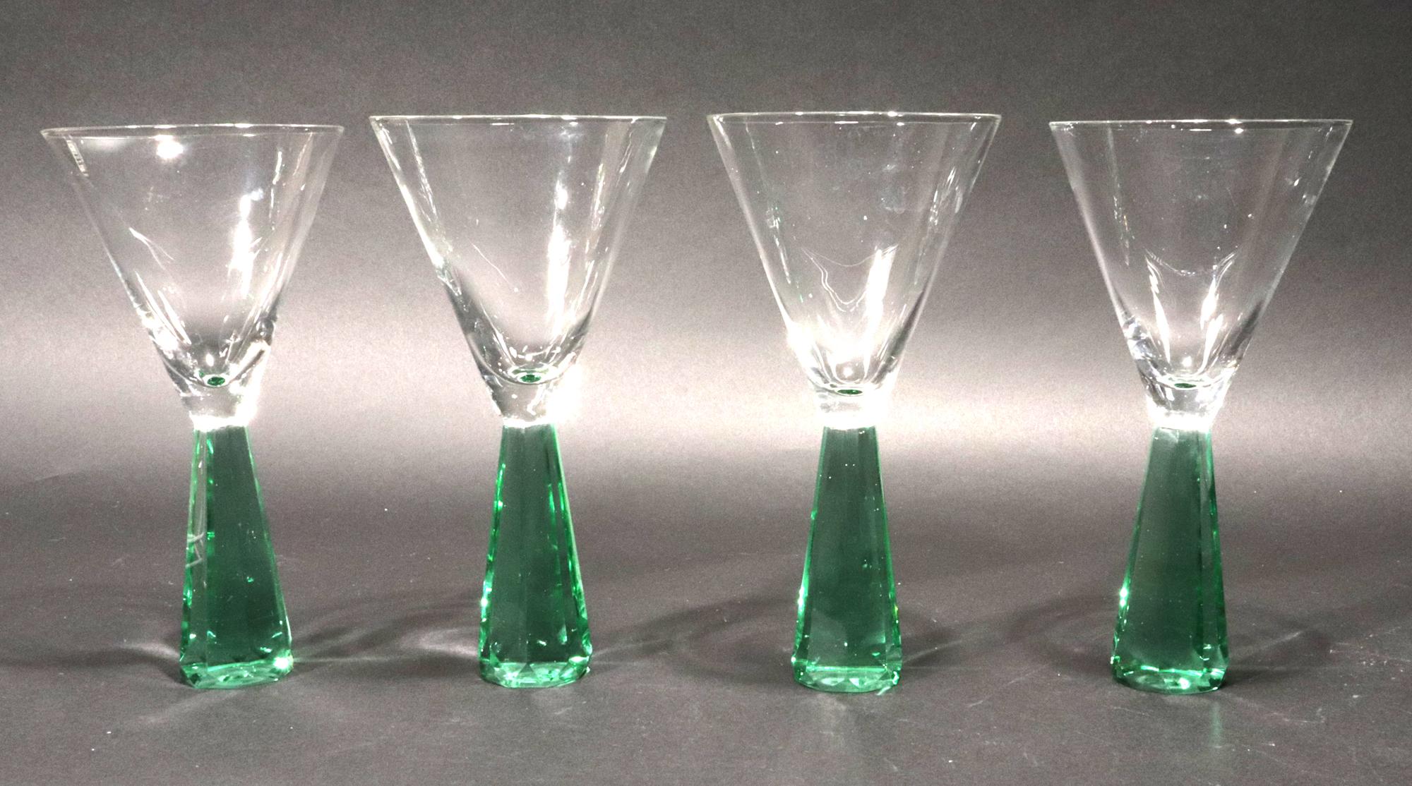 Vetro artistico Bicchieri da Martini in vetro verde post-moderno d'epoca: un set di quattro bicchieri in vendita