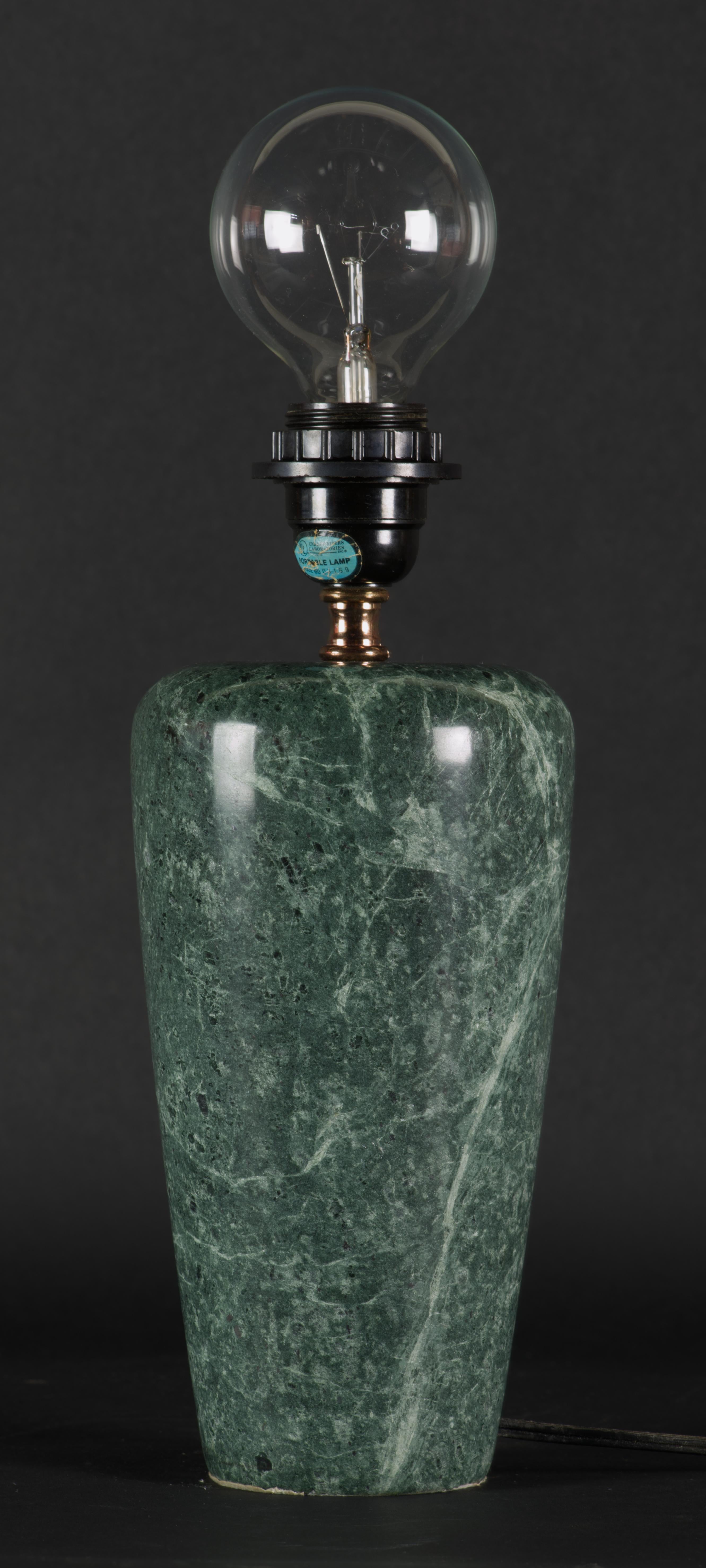
Die Leuchte hat markante postmoderne Linien und ist aus tiefgrünem Marmor mit hellgrüner Maserung gefertigt.

Der Schoß ist 12