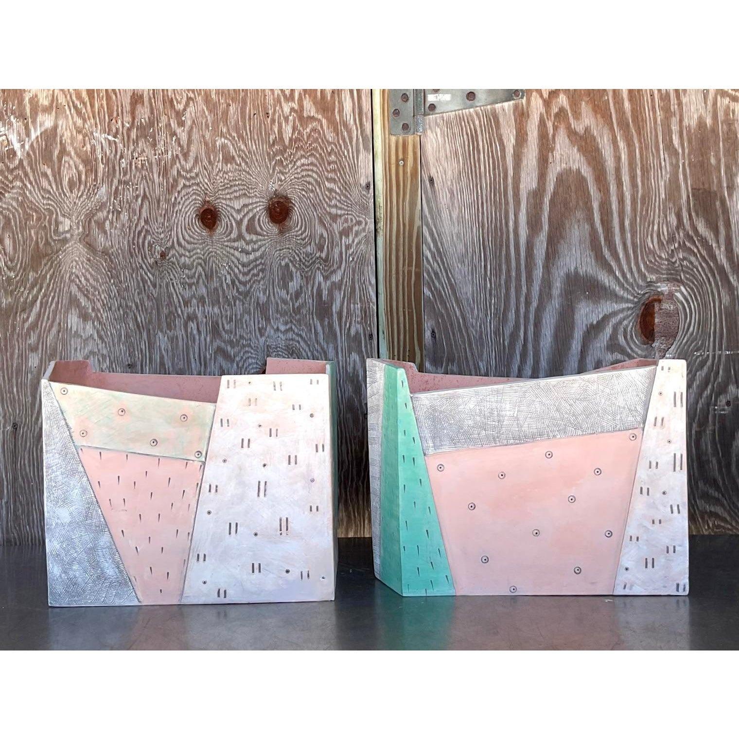 Questi sorprendenti vasi monumentali in ceramica Post Design Modern affascinano con i loro audaci disegni geometrici e la loro maestria artigianale. Adornati da un'armoniosa tavolozza di tenui toni pastello, trame e motivi intricati, questi vasi