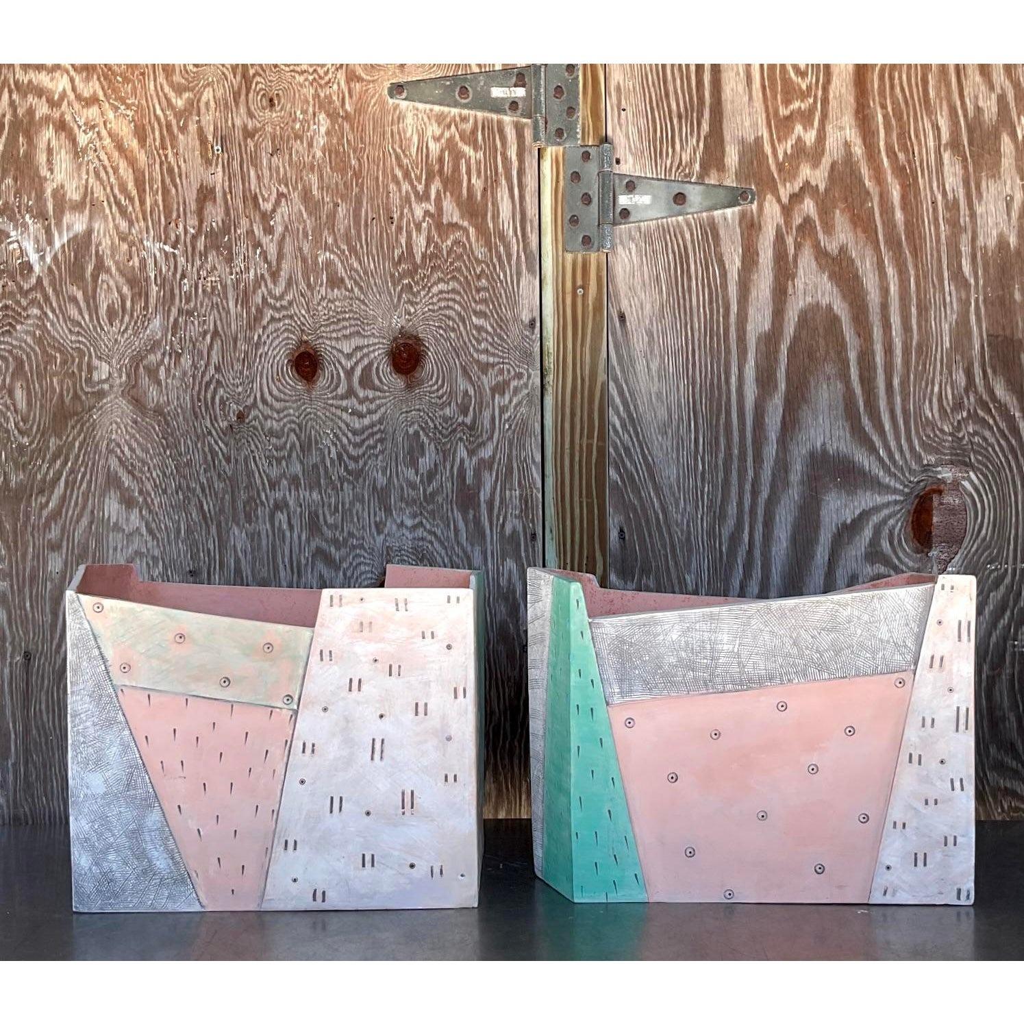 Americano Vasi monumentali in ceramica postmoderni d'epoca - una coppia in vendita