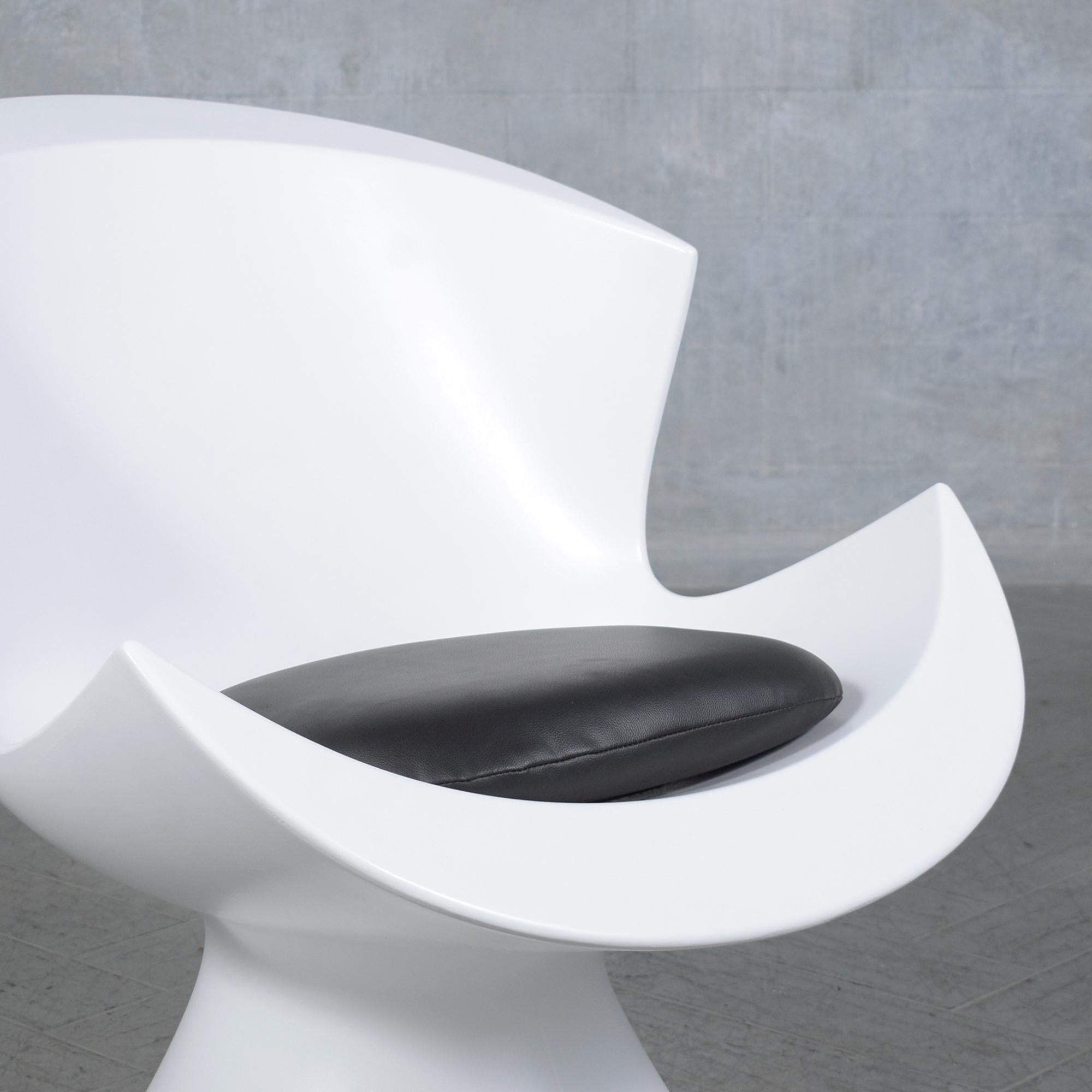 Karim Rashid Post-Modern Lounge Chairs: Eine Symphonie aus Stil und Komfort im Angebot 3