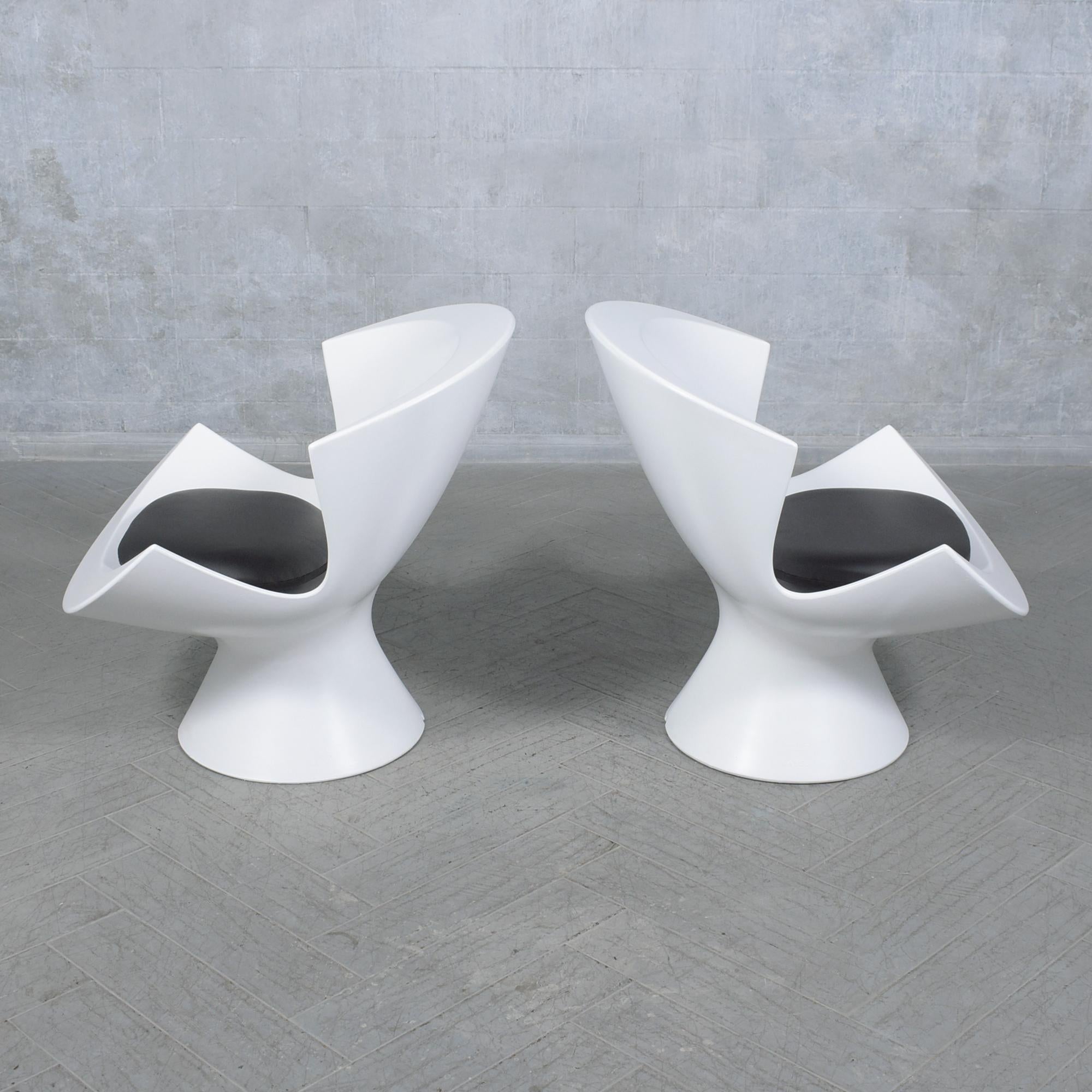 Karim Rashid Post-Modern Lounge Chairs: Eine Symphonie aus Stil und Komfort im Angebot 4
