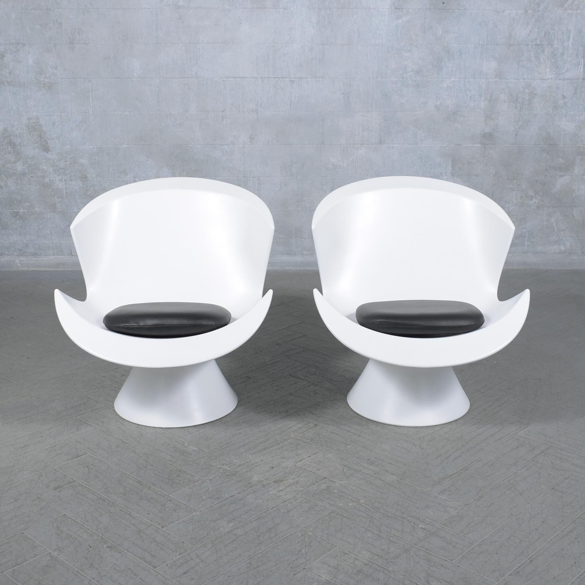 Tauchen Sie ein in die Verschmelzung von modernem Design und opulentem Komfort mit unserem exklusiven Paar postmoderner Loungesessel des renommierten Designers Karim Rashid für Label. Diese Sessel, ein Höhepunkt zeitgenössischer Ästhetik, wurden aus