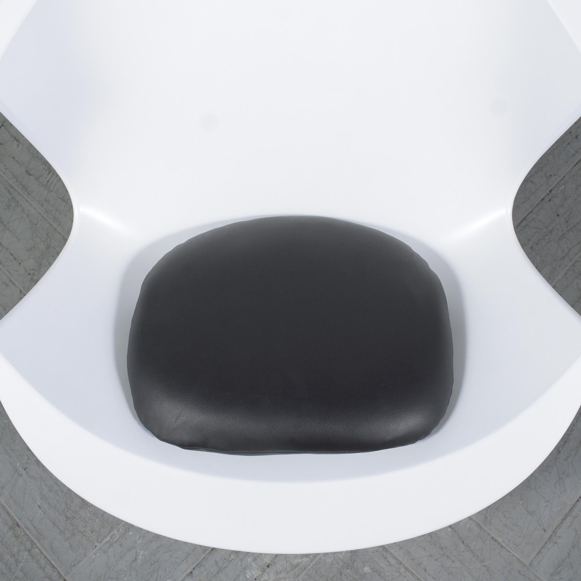 Karim Rashid Post-Modern Lounge Chairs: Eine Symphonie aus Stil und Komfort (Lackiert) im Angebot