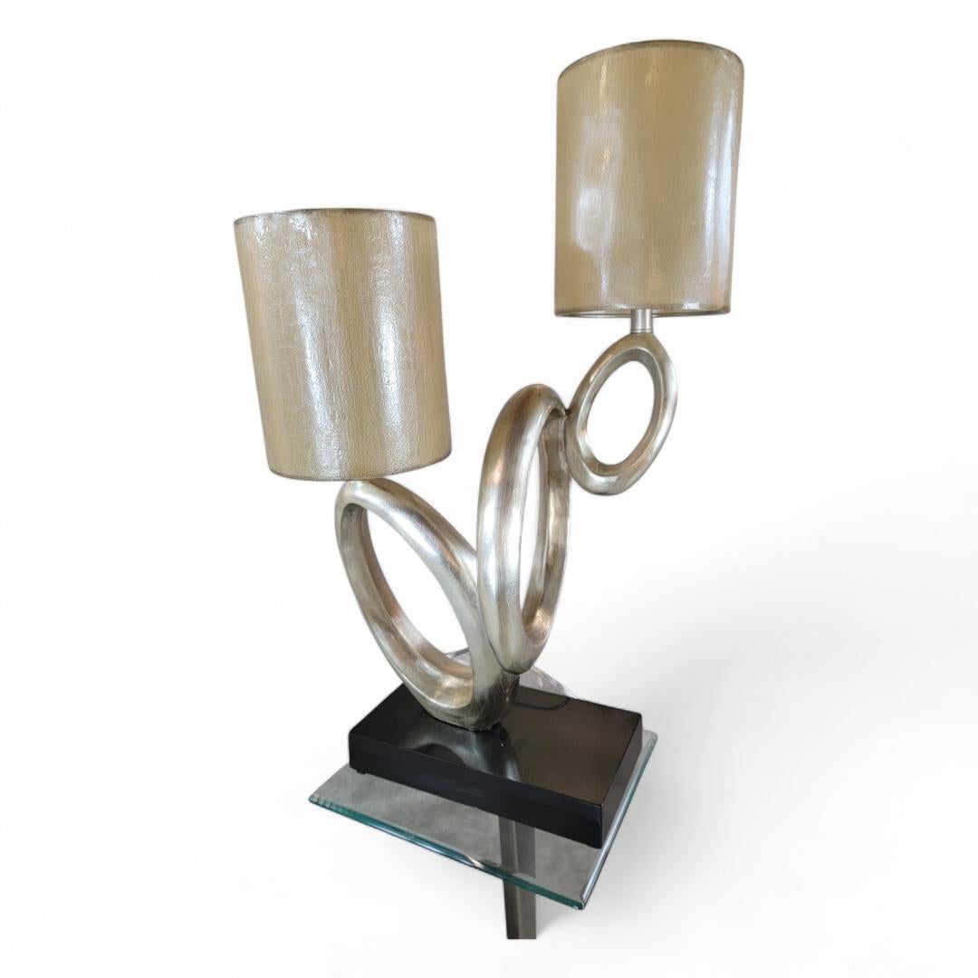 Lámpara de mesa postmoderna vintage de dos luces plateada con base negra

