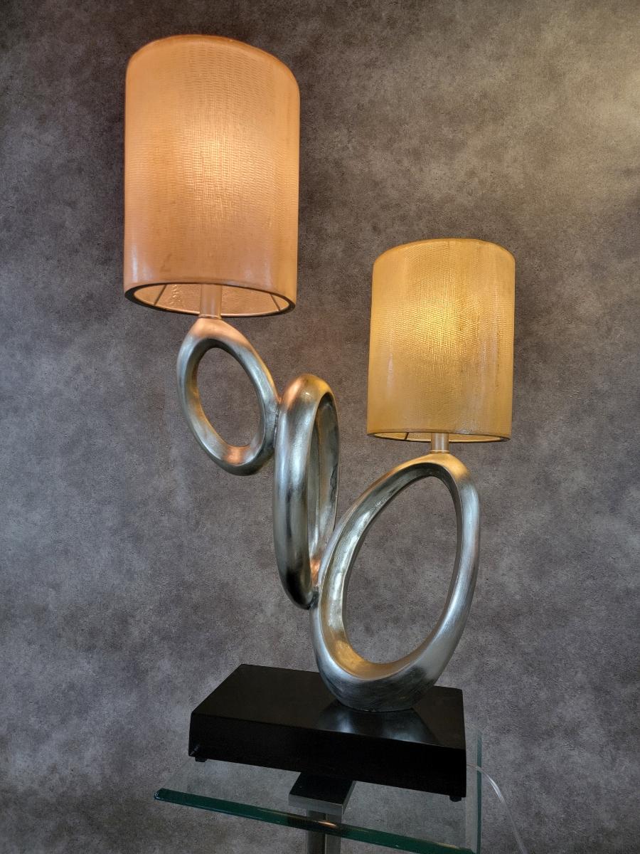 Lámpara de mesa postmoderna vintage de dos luces plateada con base negra Posmoderno en venta