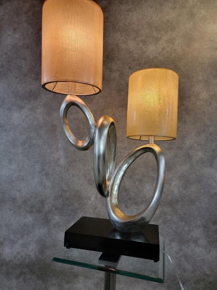 Lámpara de mesa postmoderna vintage de dos luces plateada con base negra en Bueno estado para la venta en Chicago, IL