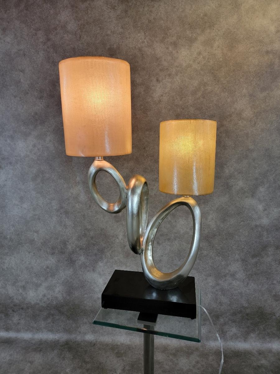 Lámpara de mesa postmoderna vintage de dos luces plateada con base negra siglo XX en venta