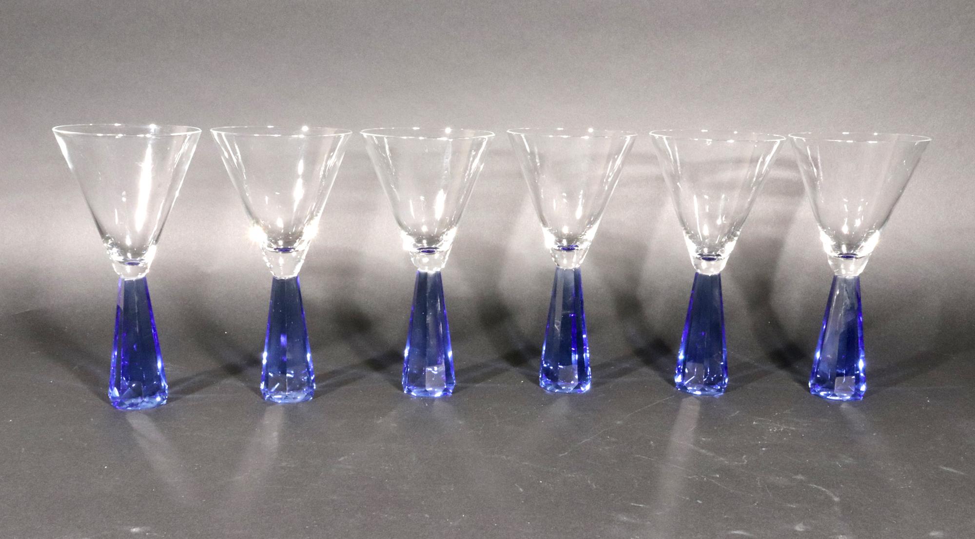 Verres à Martini Vintage Post Modern,
Ensemble de six,
1970s

Cet ensemble de six verres à Martini post-modernes des années 1970 présente un design saisissant qui allie harmonieusement sophistication et fonctionnalité. Chaque verre est doté d'un