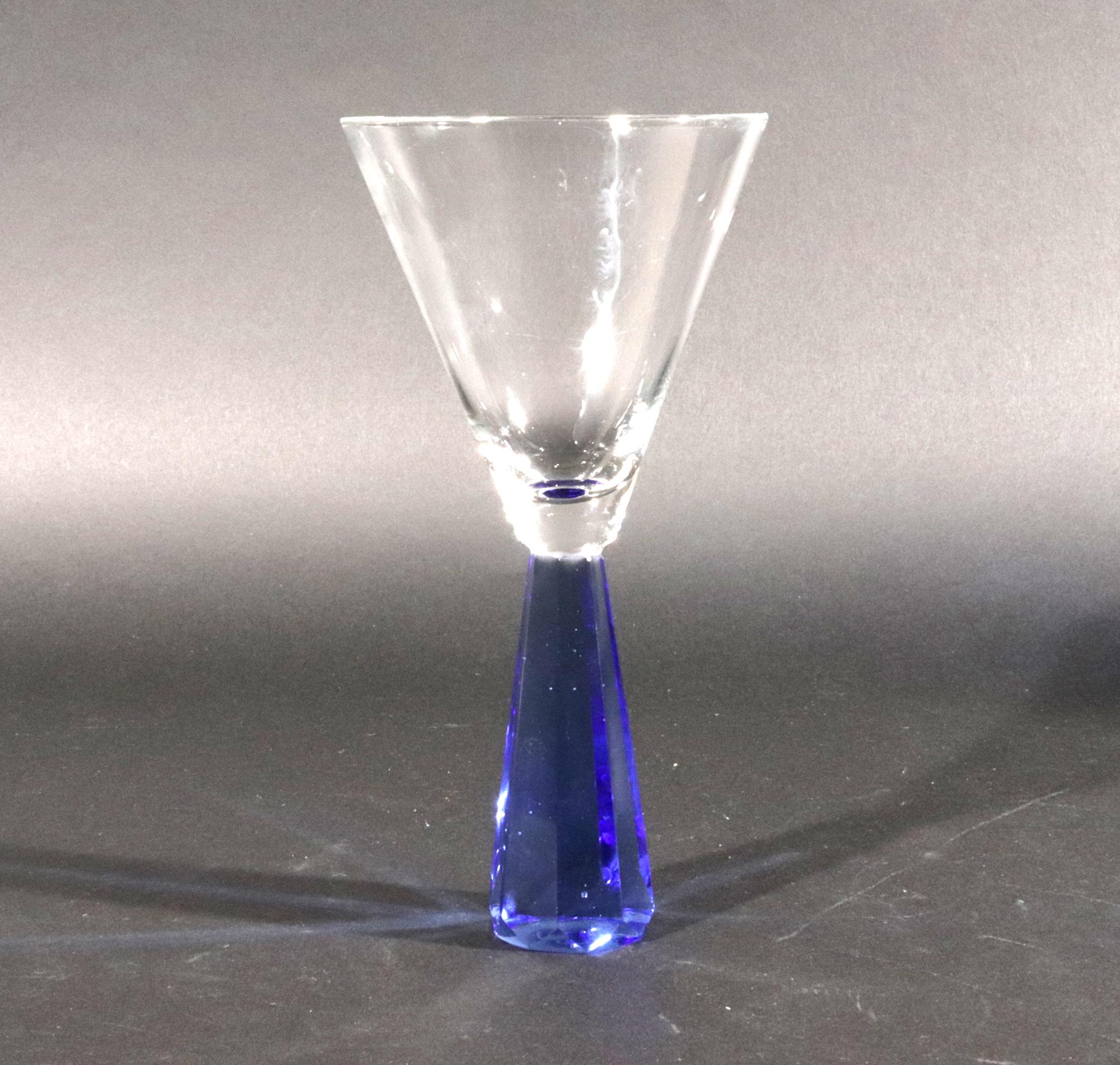 Américain Verres à base bleu translucide post-moderne en vente