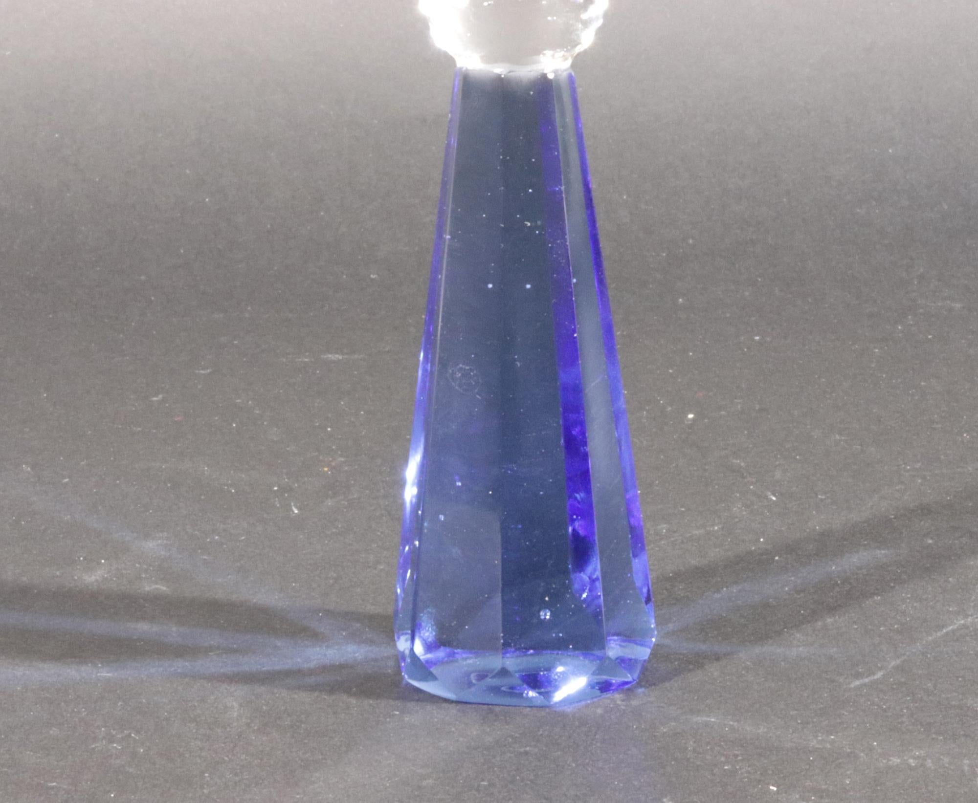 Verres à base bleu translucide post-moderne Bon état - En vente à Downingtown, PA