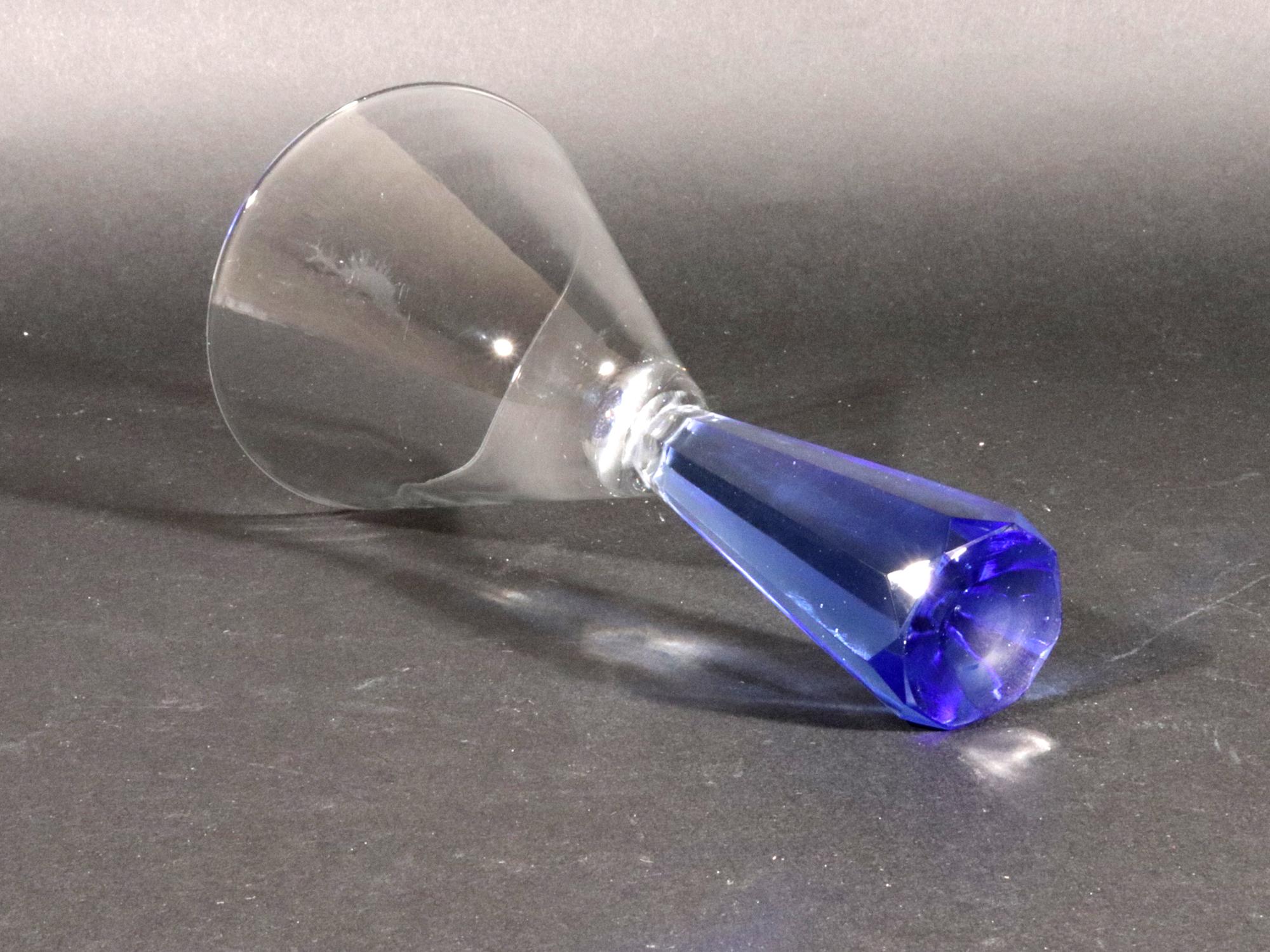 20ième siècle Verres à base bleu translucide post-moderne en vente
