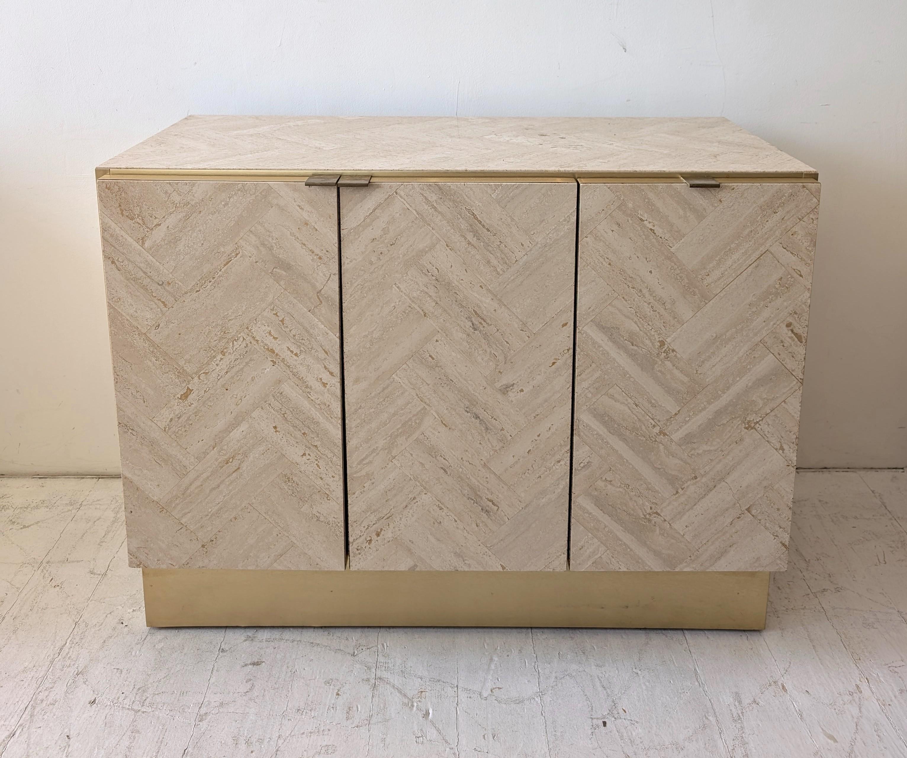 Postmoderne Armoire post-moderne en travertin et laiton d'Ello Furniture, États-Unis, années 1980 en vente