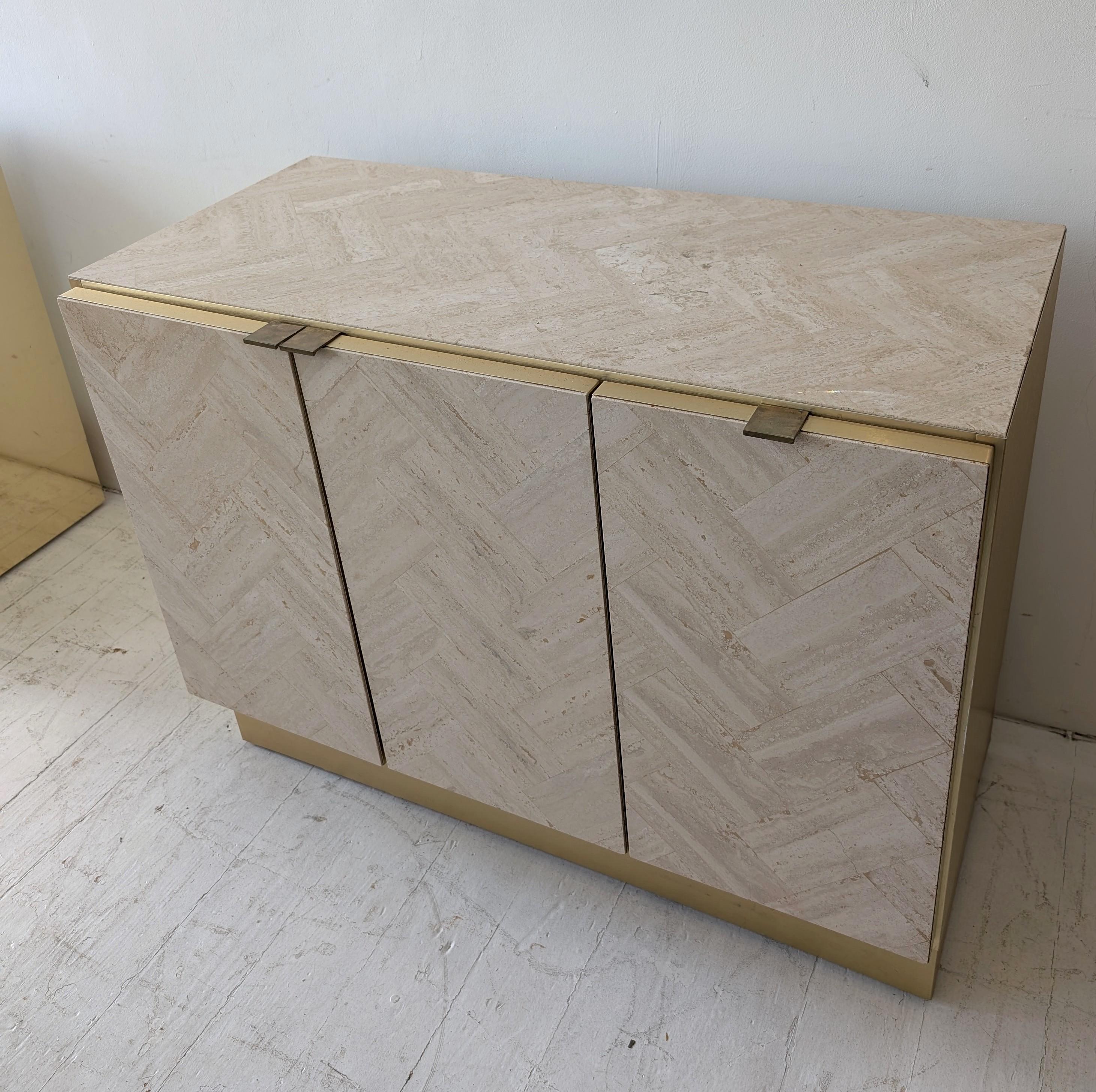 Armoire post-moderne en travertin et laiton d'Ello Furniture, États-Unis, années 1980 Bon état - En vente à Hastings, GB