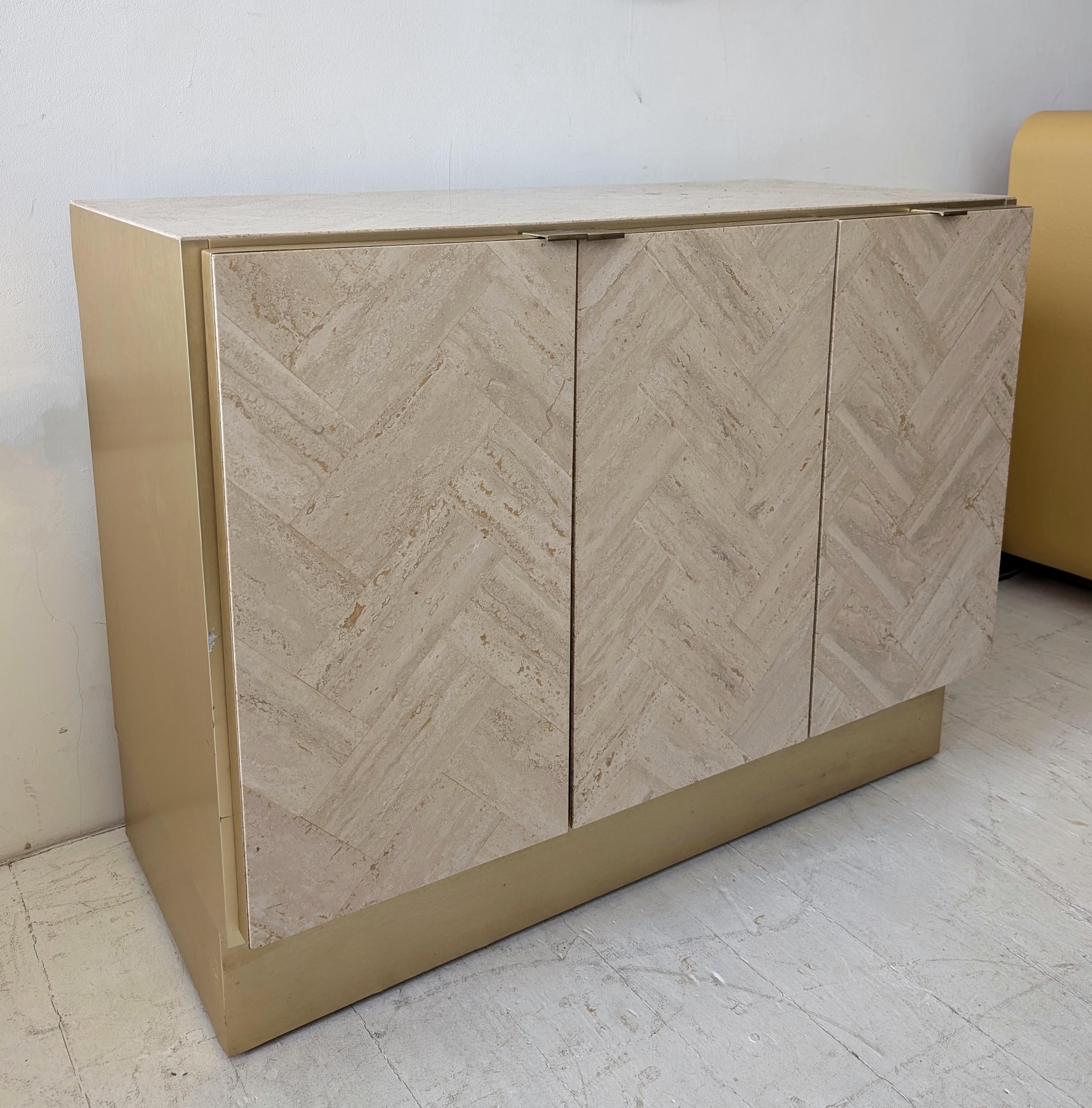 20ième siècle Armoire post-moderne en travertin et laiton d'Ello Furniture, États-Unis, années 1980 en vente