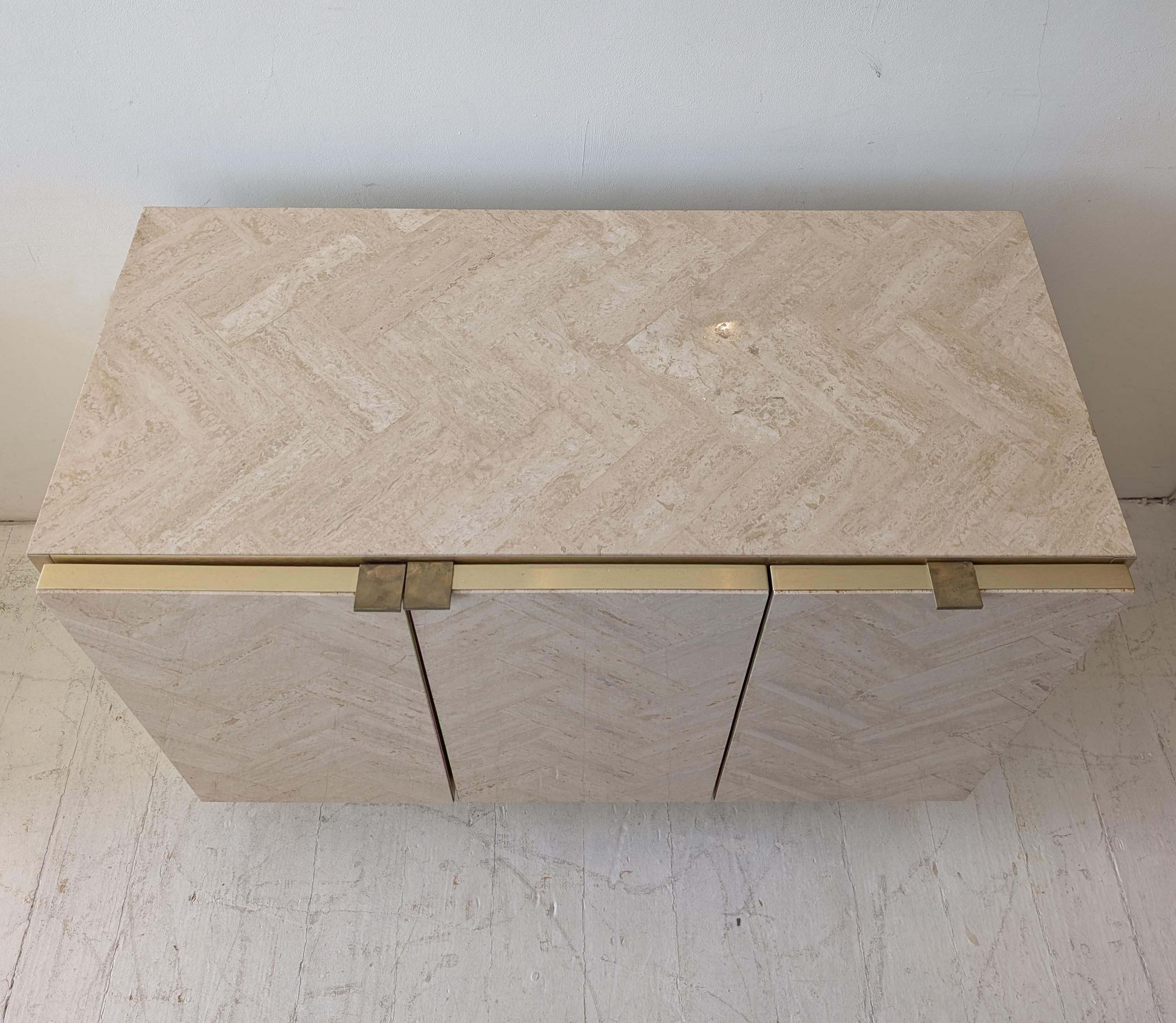 Métal Armoire post-moderne en travertin et laiton d'Ello Furniture, États-Unis, années 1980 en vente