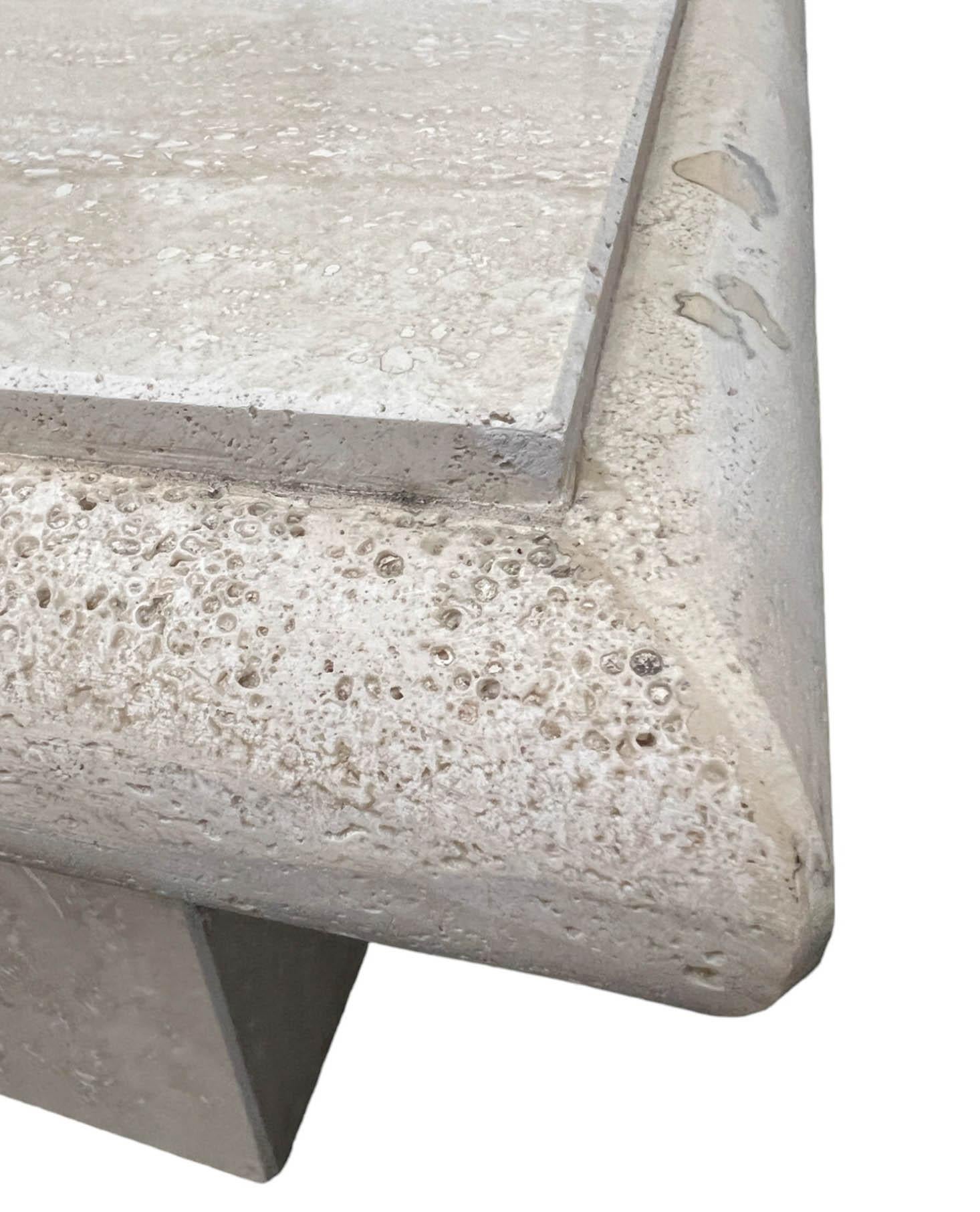 The Modernity Pedestal Table vintage en marbre travertin en vente 3