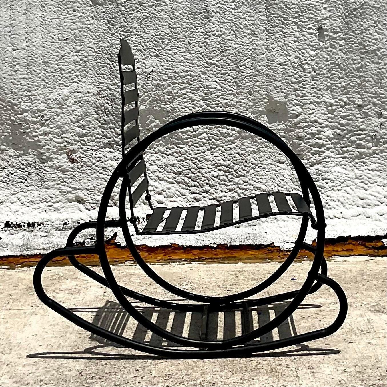 Un superbe rocking-chair vintage postmoderne. Un design tubulaire chic fraîchement peint par poudrage en noir mat. Acquis d'une propriété de Palm Beach.