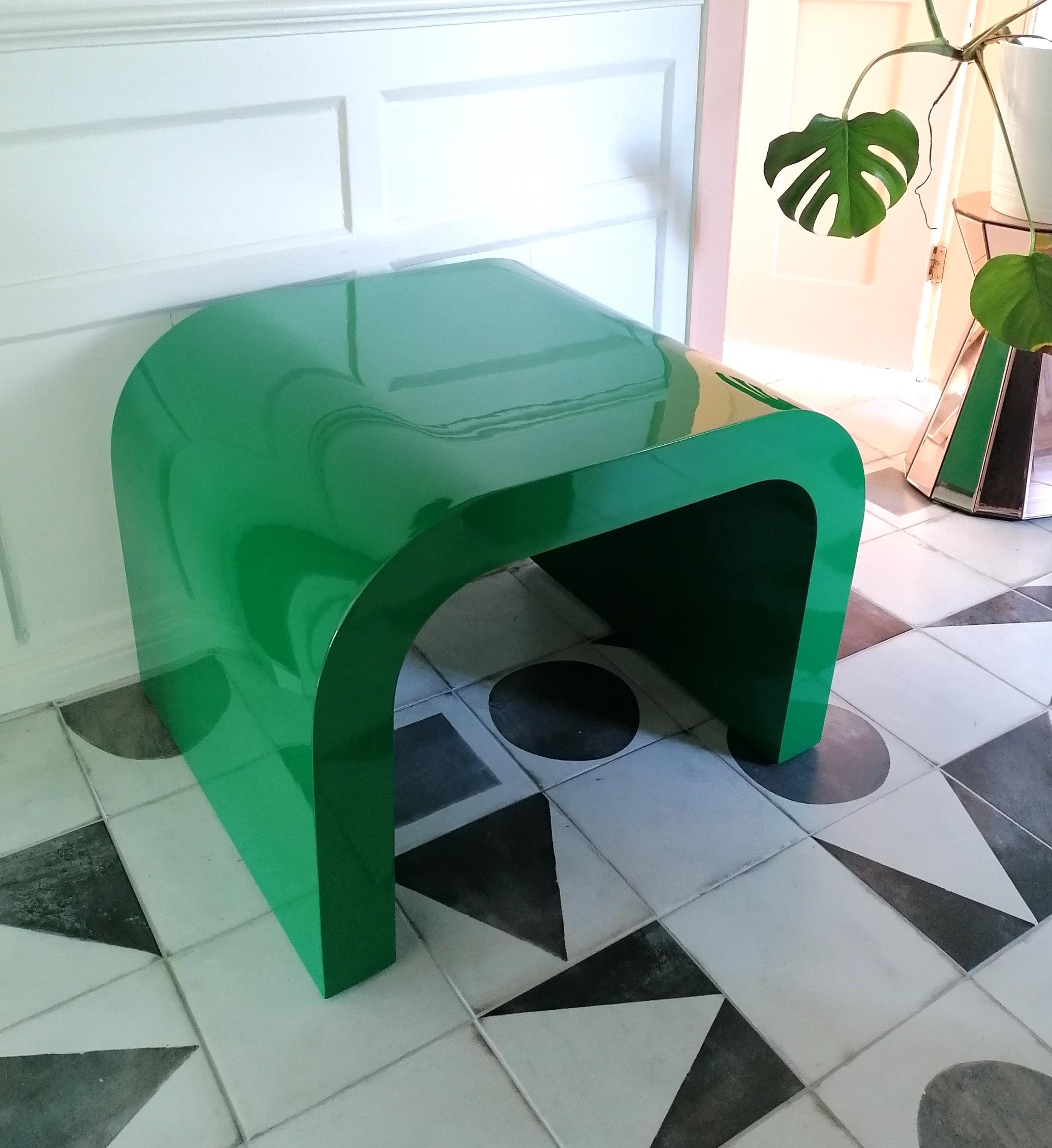 Postmodern American emerald green lacquered waterfall side or coffee table, circa 1980s. In excellent condition. Quite light in weight- I think it's lacquered compressed wood, rather than solid wood.

Dimensions: width 69cm, depth 56.5cm, height