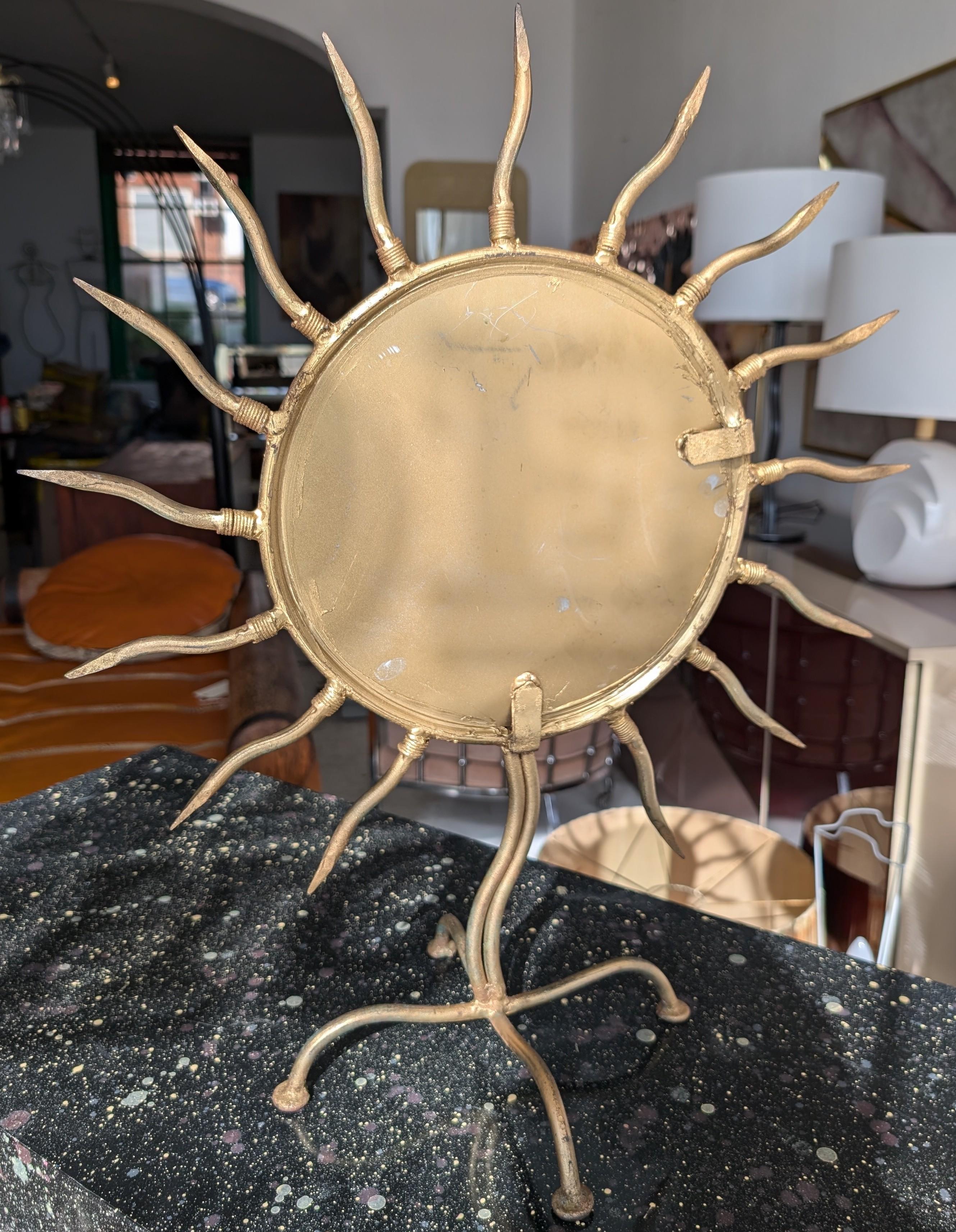 Espejo de sobremesa vintage postmoderno americano de hierro dorado, c1980s. en venta 4
